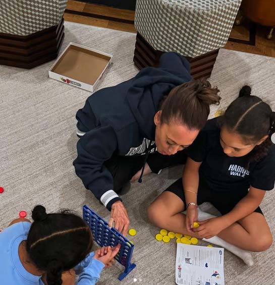 La vicepresidenta Kamala Harris ha sido fotografiada relajándose con su familia y disfrutando de una copa de vino después de perder las elecciones estadounidenses ante Donald Trump.