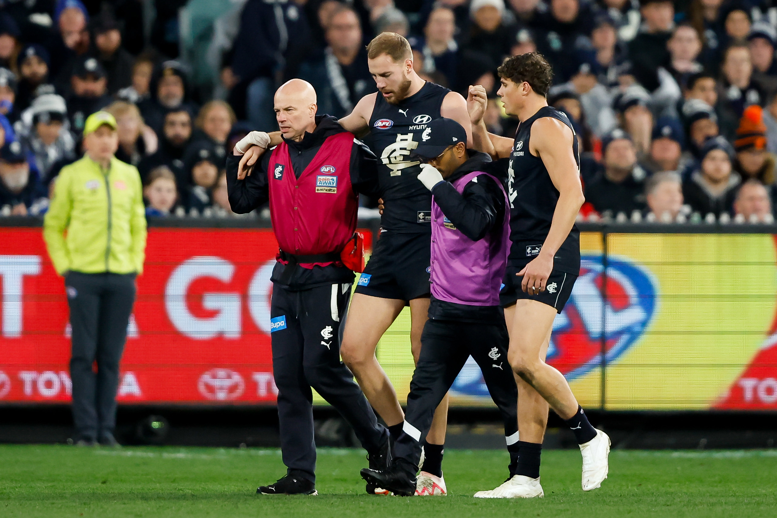 McKay hurt as Blues edge Swans in AFL finals thriller