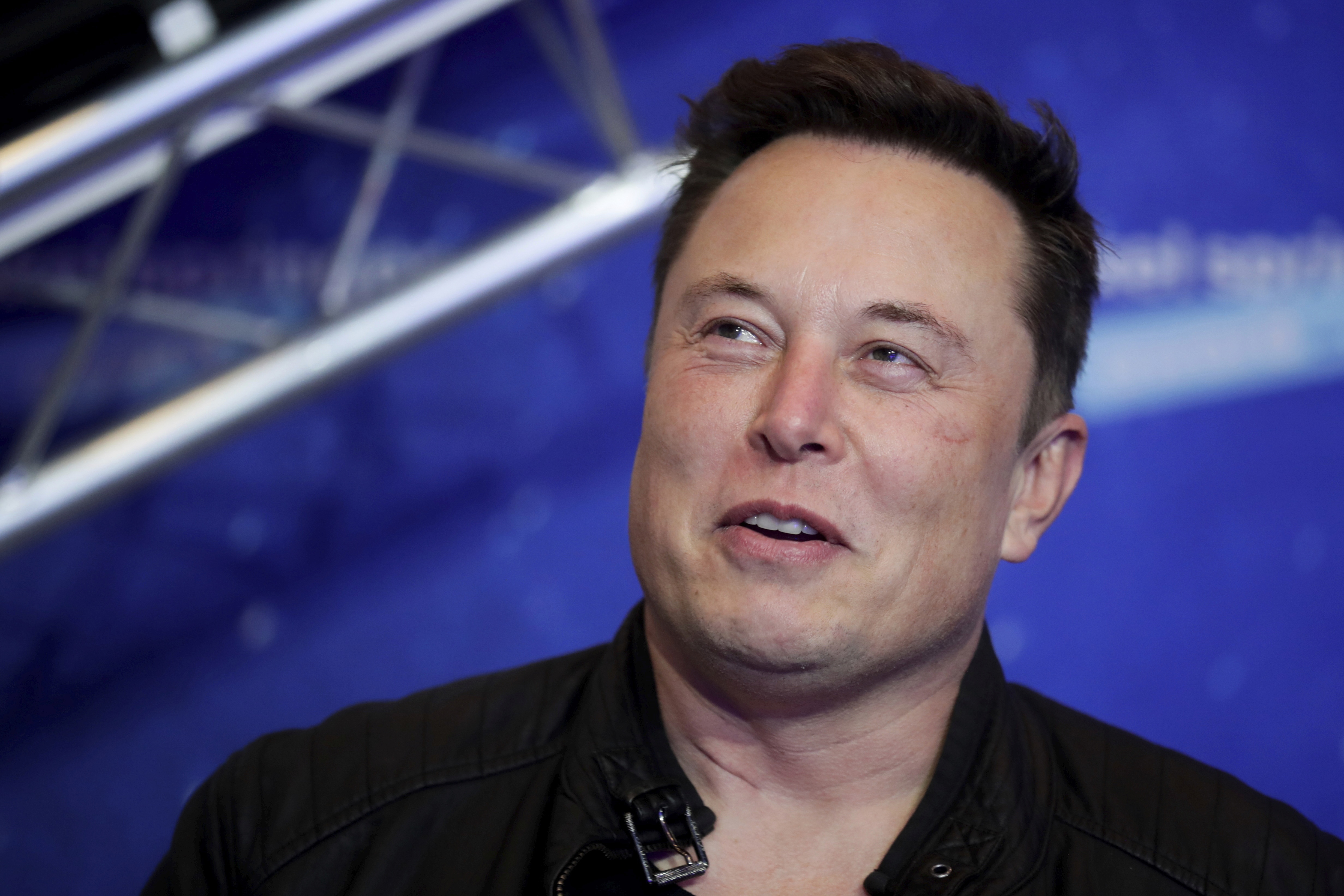 Musk dice que juega con permanecer como director ejecutivo de Twitter hasta que pueda encontrar a alguien dispuesto a reemplazarlo en el puesto. 