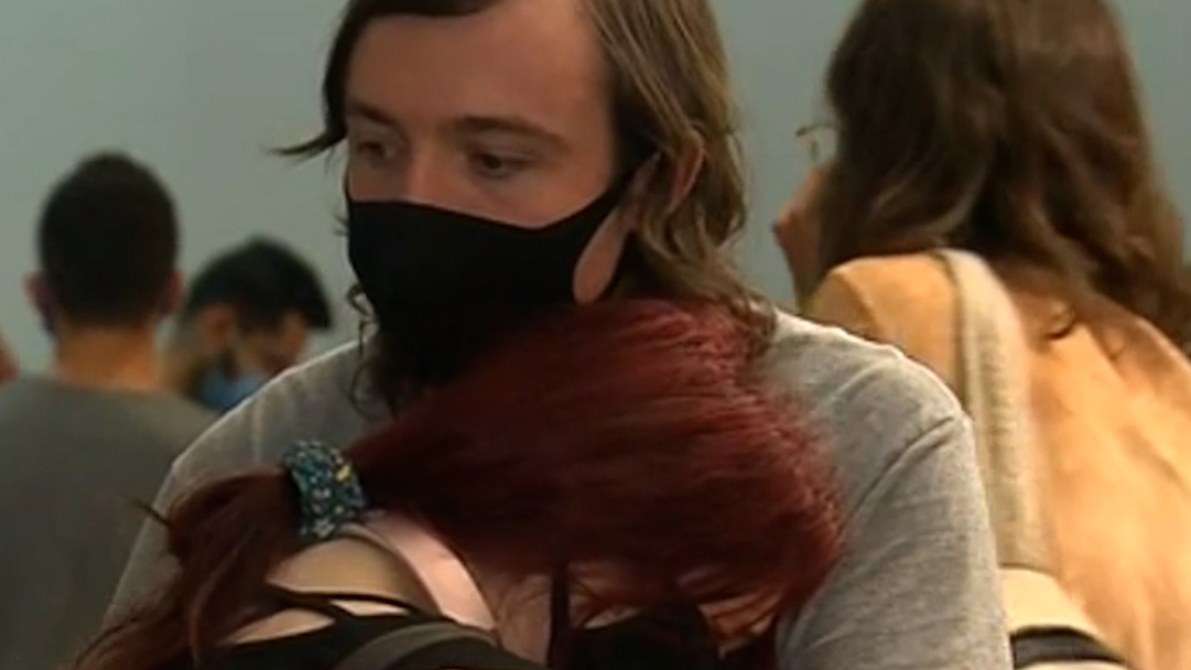 Thousands of interstate travellers are in a desperate rush to make it home before they are forced into hotel quarantine for 14 days over Christmas.