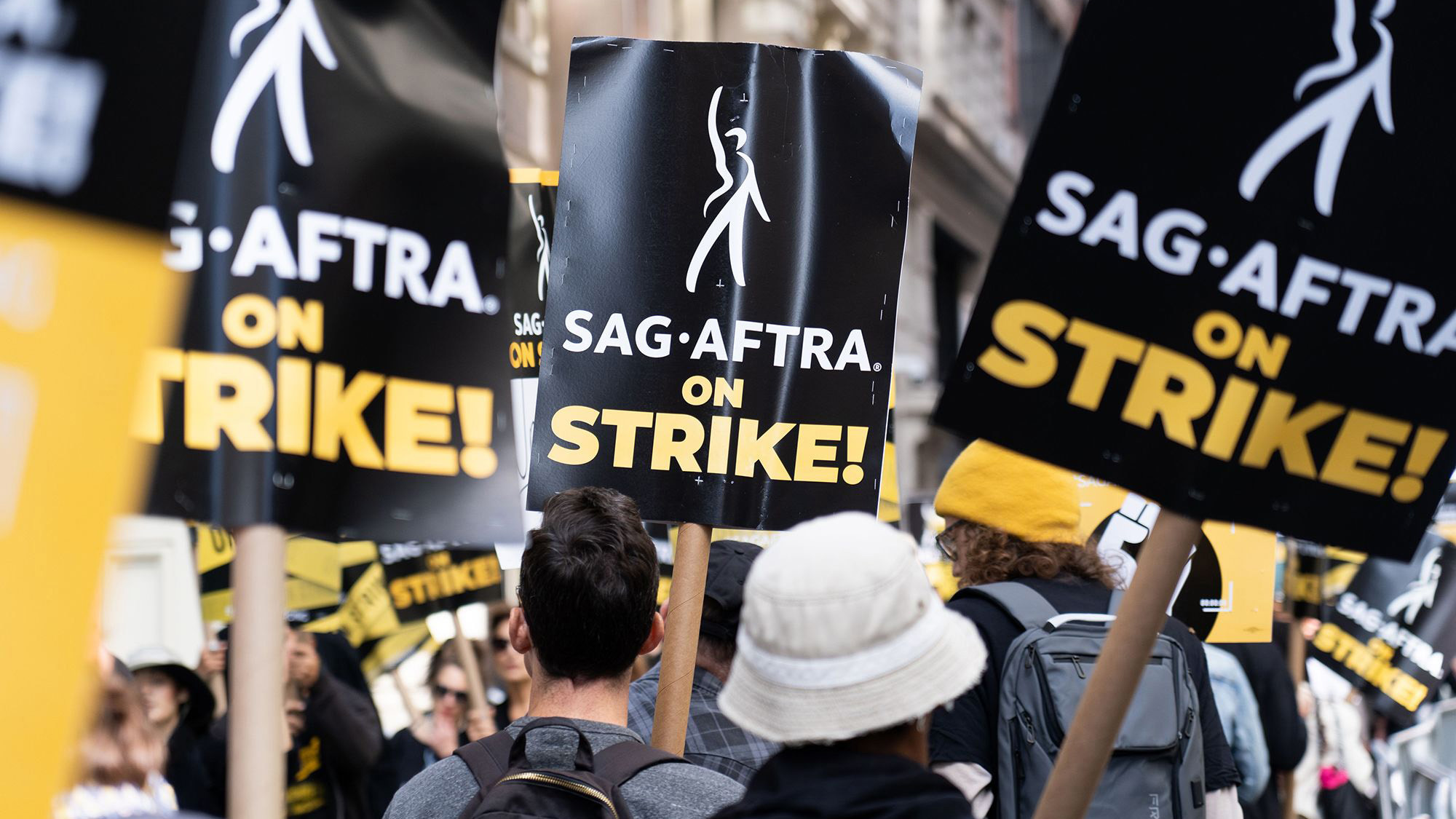 El sindicato de actores llega a un acuerdo provisional con Hollywood y los estudios de televisión, poniendo fin a la huelga
