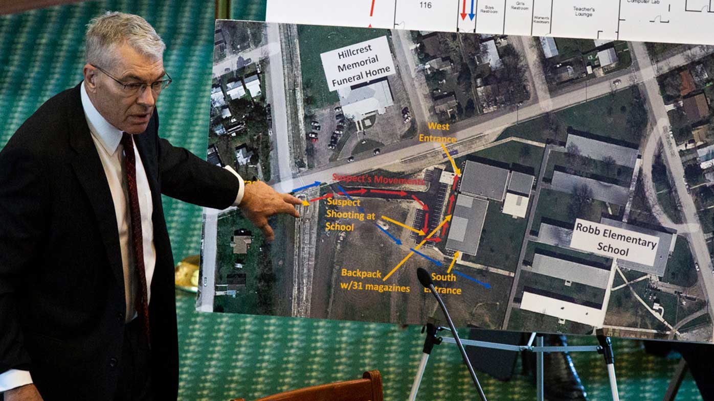 El director del Departamento de Seguridad Pública de Texas, Steve McCraw, usa mapas y gráficos para presentar una cronología del tiroteo en la escuela primaria Robb en Uvalde.