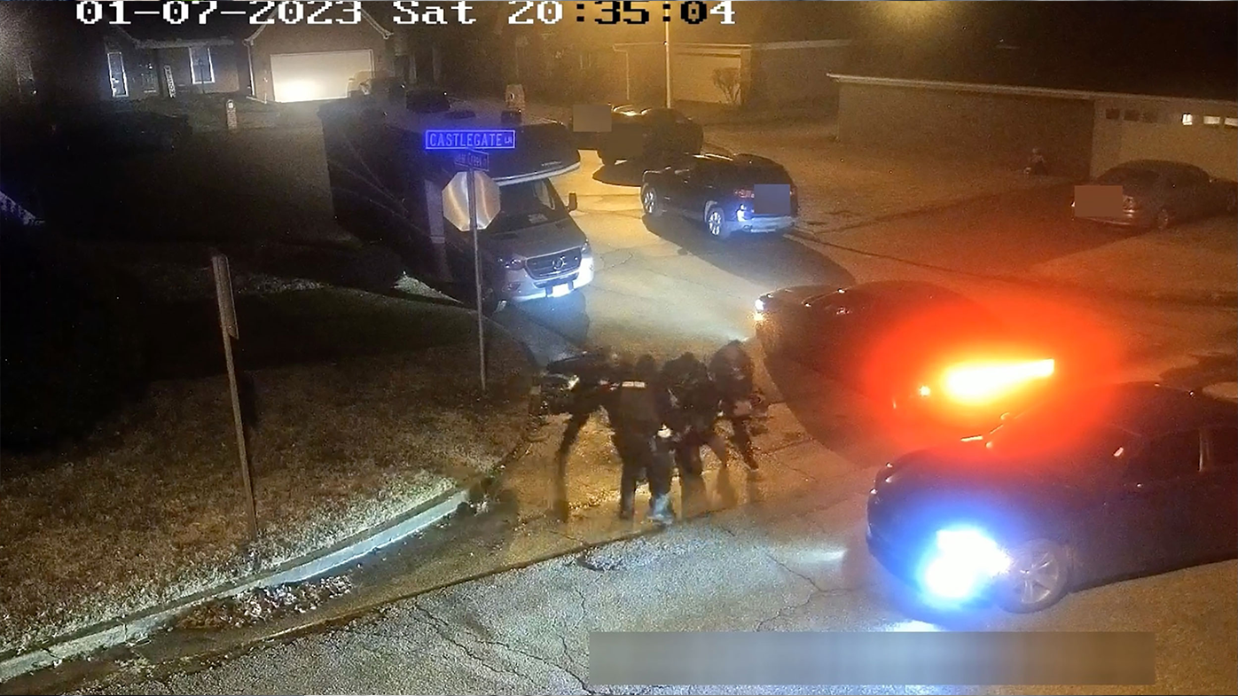 En esta captura de video, los oficiales golpean a Tire Nichols en la esquina de una calle.