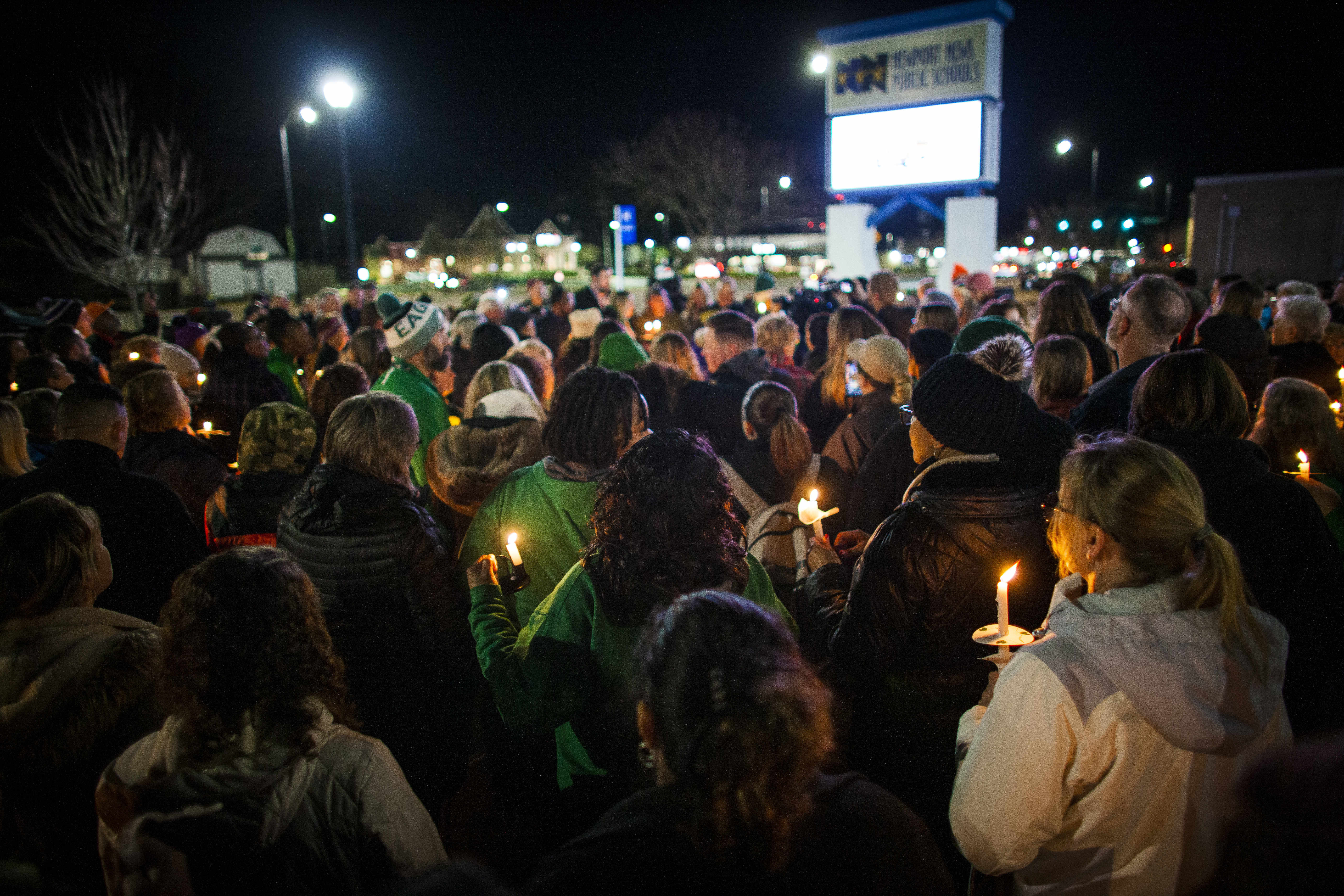 Los residentes de Newport News realizan una vigilia con velas en honor a la maestra de primer grado de la Escuela Primaria Richneck, Abby Zwerner, en el Edificio de Administración Escolar en Newport News, Virginia, el lunes 9 de enero de 2023.  