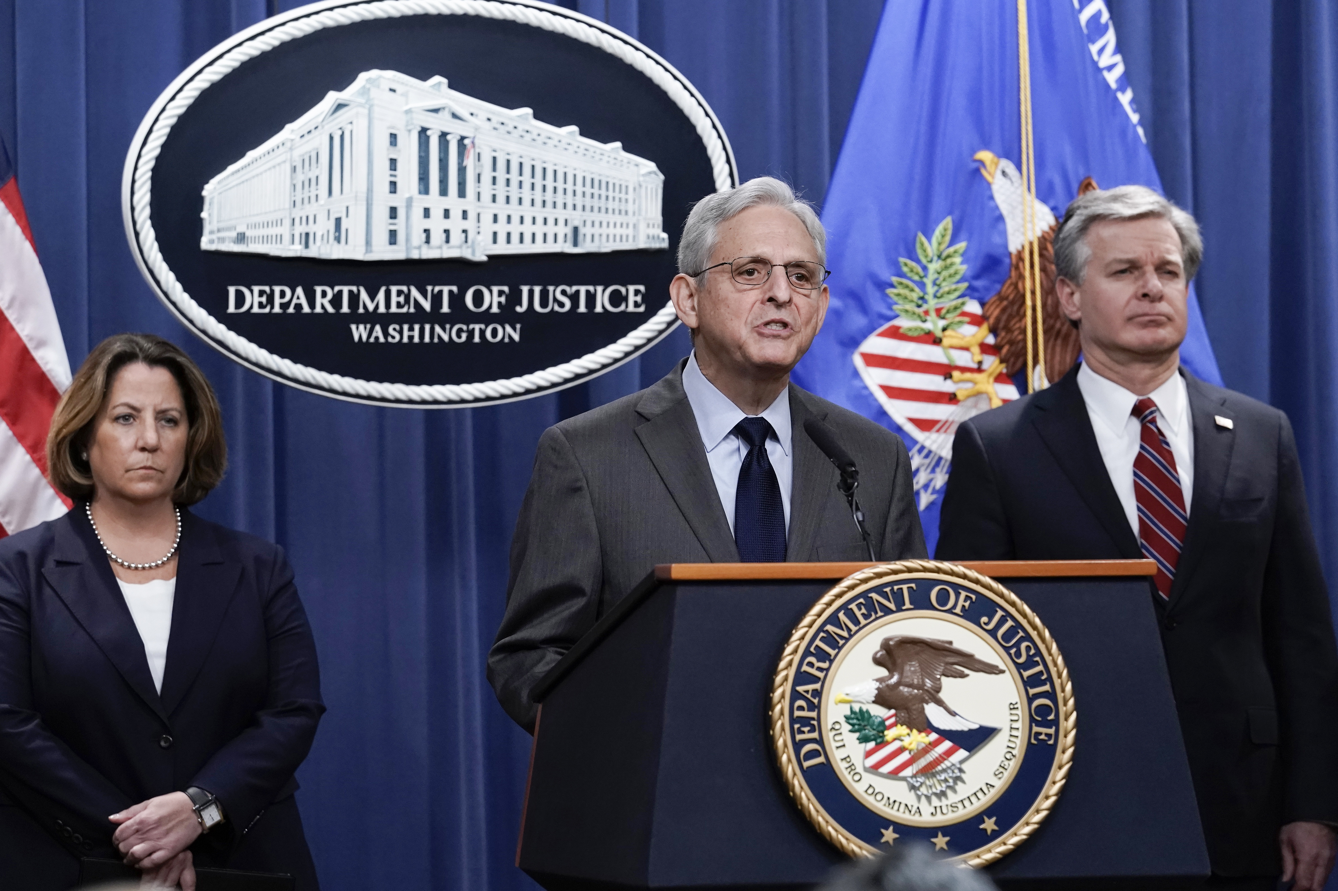 El Fiscal General Merrick Garland, centro, flanqueado por la Fiscal General Adjunta Lisa Monaco, a la izquierda, y el Director del FBI, Christopher Wray, habla con los reporteros mientras anuncian los cargos contra dos hombres sospechosos de ser oficiales de inteligencia chinos por intentar obstruir una investigación criminal y el enjuiciamiento de los EE. UU. El gigante tecnológico chino Huawei.