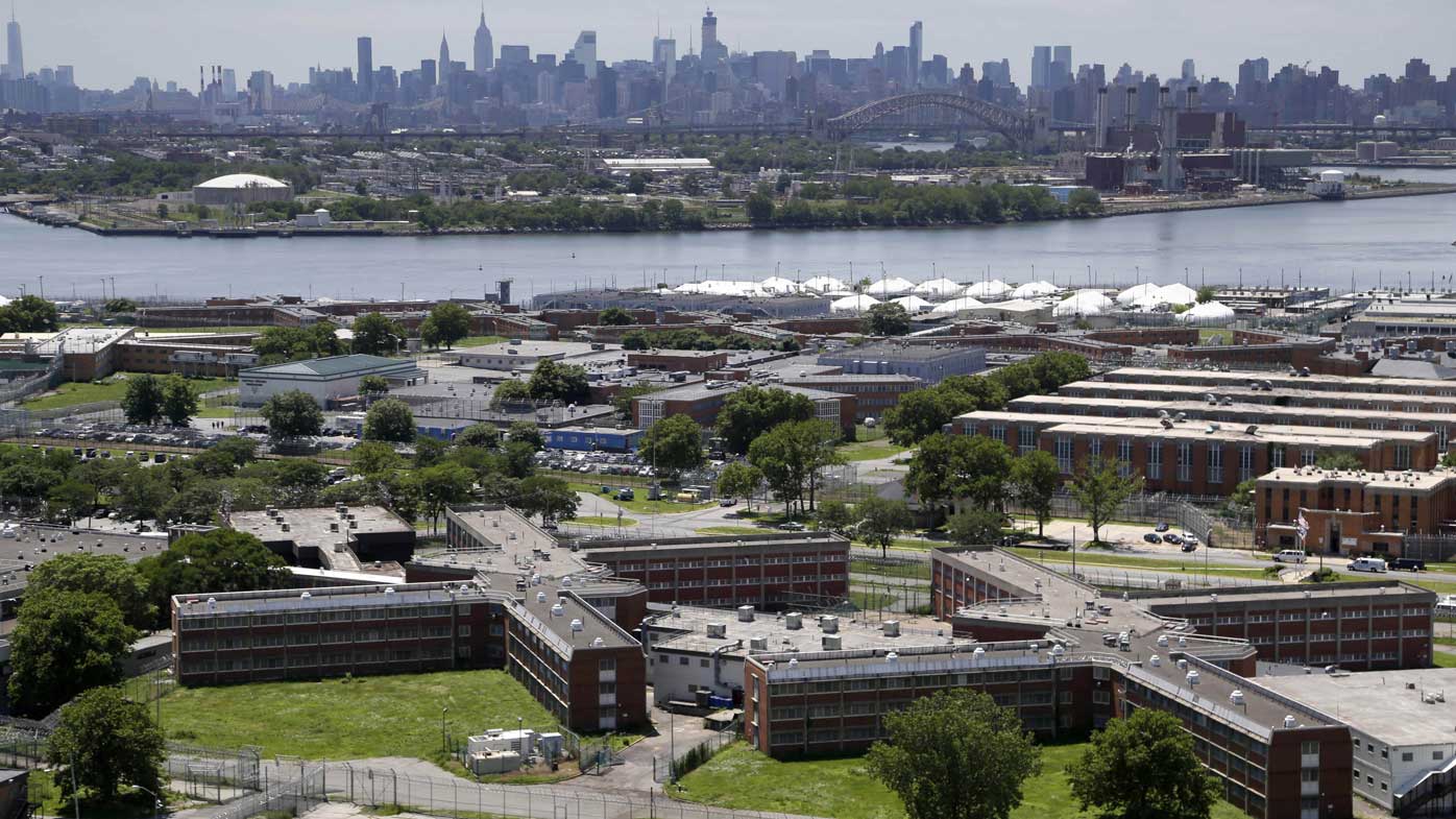 Las personas arrestadas en Nueva York generalmente son enviadas a la controvertida cárcel de Rikers Island.