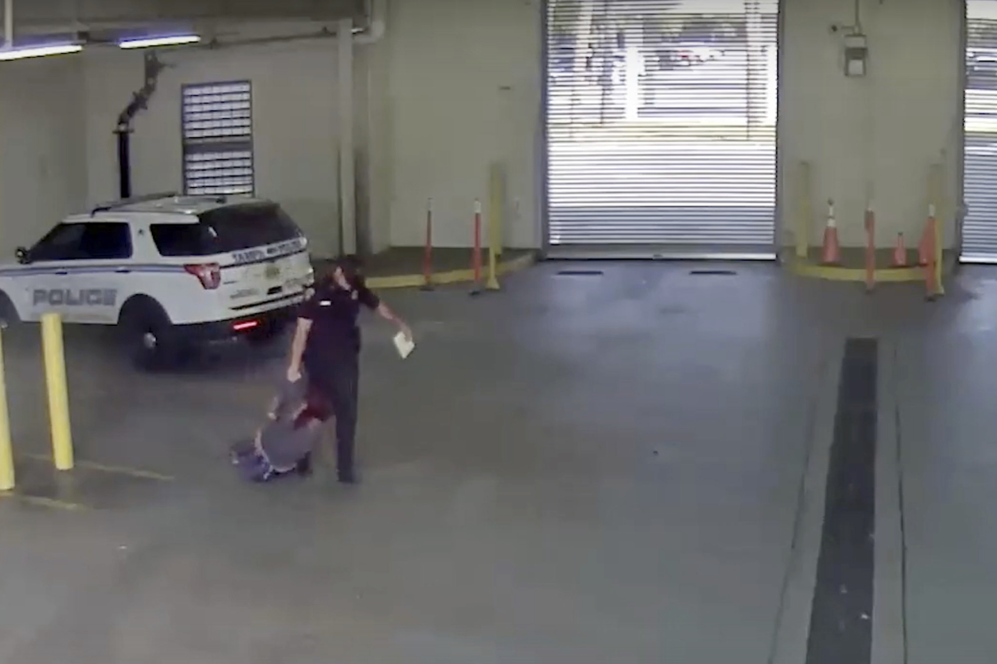 Despiden a oficial de policía de Florida por arrastrar a mujer esposada a la cárcel