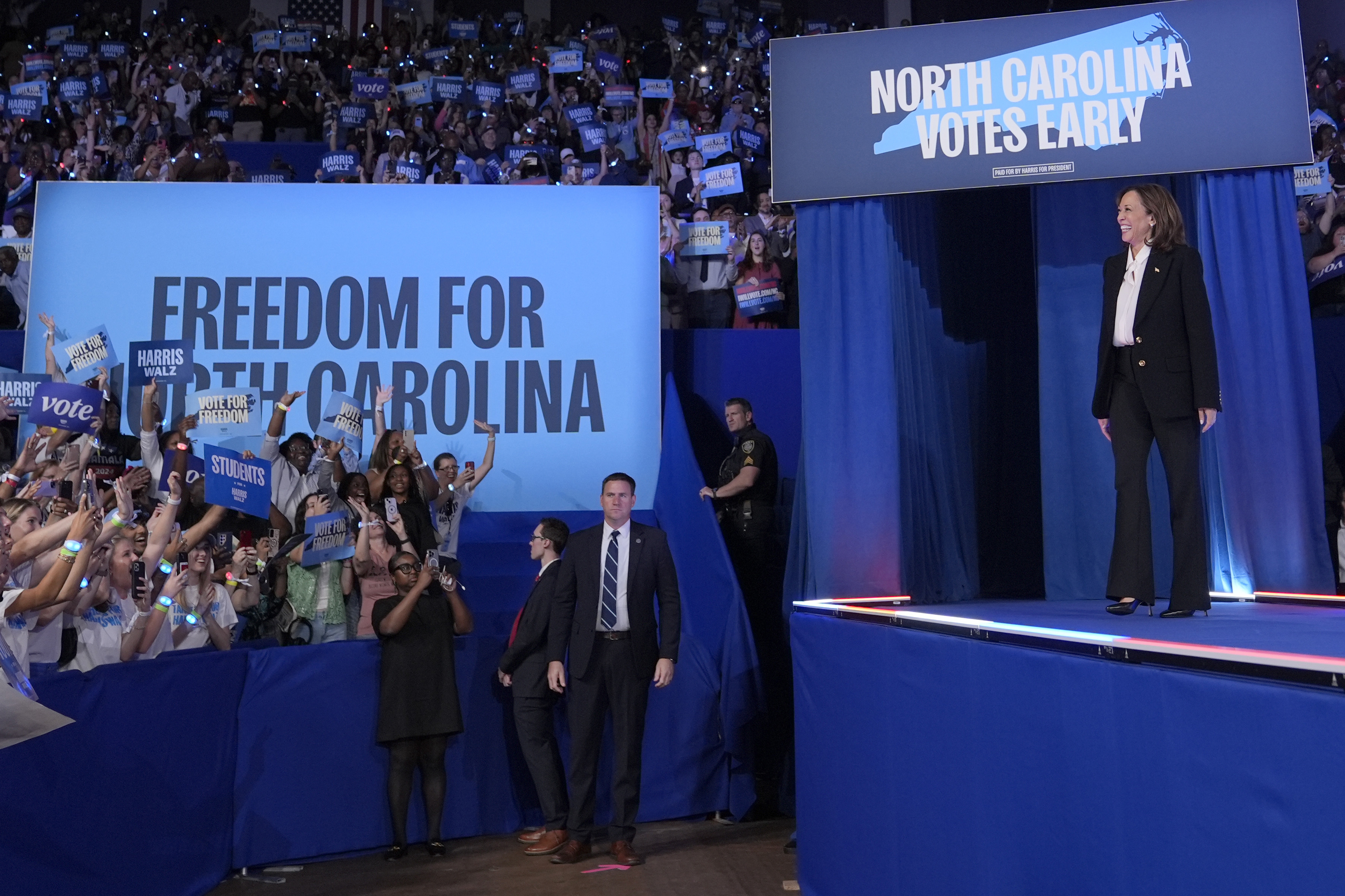 La vicepresidenta Kamala Harris, candidata presidencial demócrata, llega para hablar en un mitin de campaña en la Universidad de East Carolina.