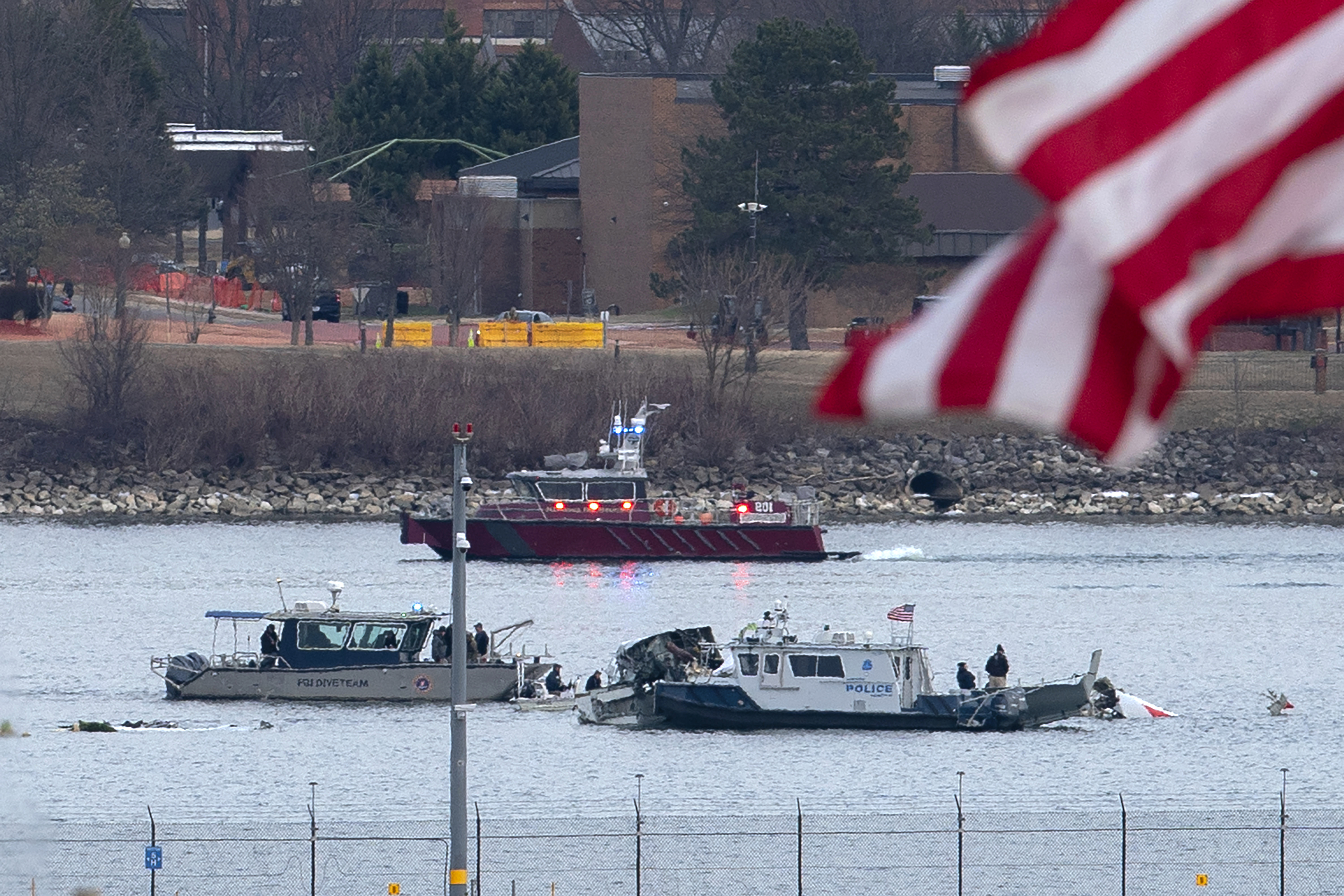 Se ve un equipo de buceo y un bote policial alrededor de un sitio de restos en el río Potomac desde el Aeropuerto Nacional Ronald Reagan Washington, el jueves 30 de enero de 2025 en Arlington, Virginia (foto/José Luis Magana)