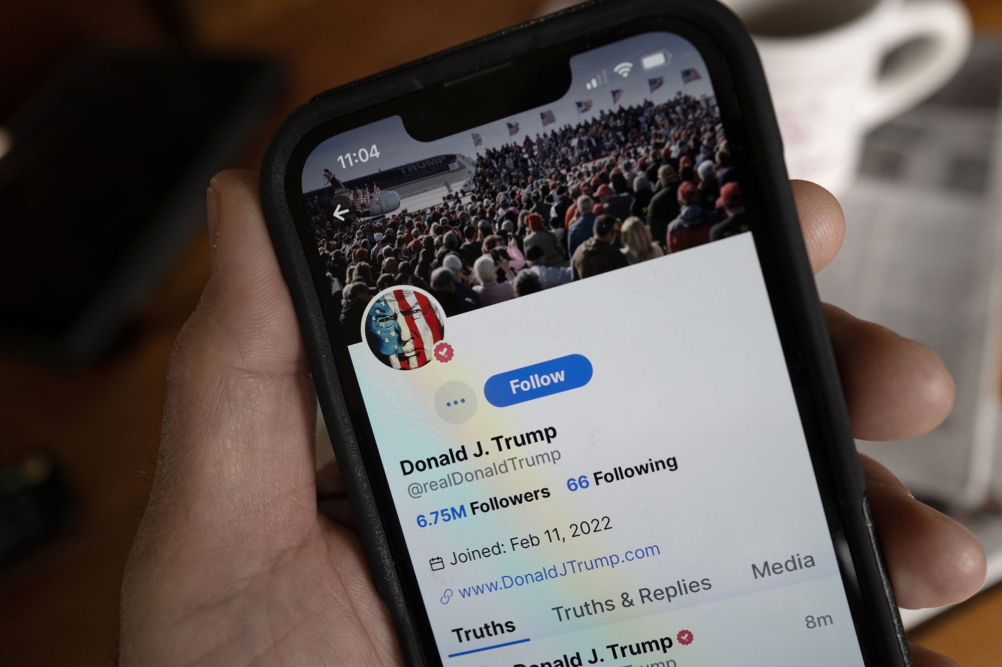 En esta ilustración fotográfica, la plataforma de redes sociales Truth Social del candidato presidencial republicano y expresidente Donald Trump se muestra en un teléfono celular el 25 de marzo en Chicago, Illinois.