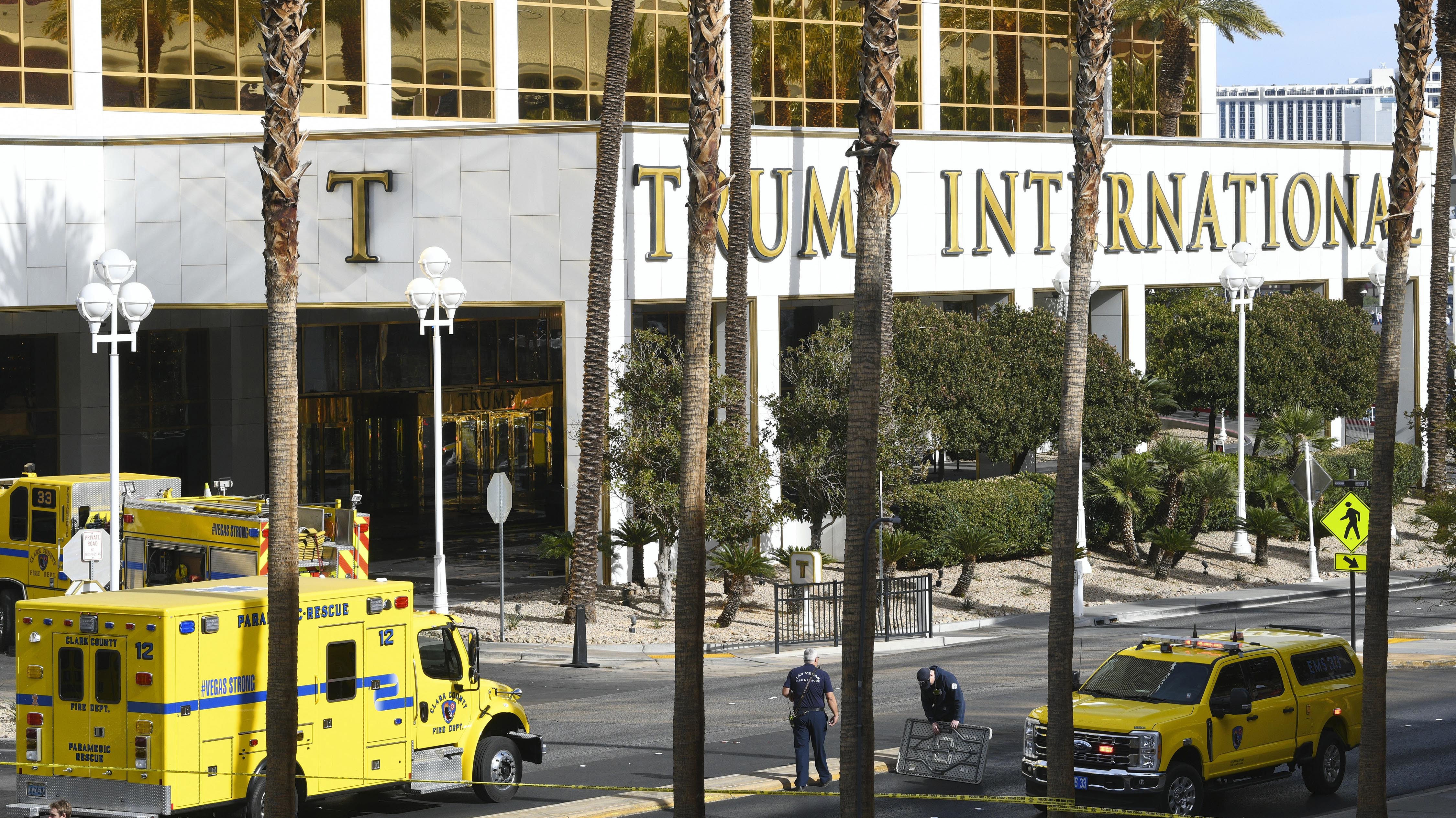 Los equipos del Departamento de Bomberos del condado de Clark trabajan afuera del Trump International Hotel en Las Vegas después del incendio y la explosión de un Tesla Cybertruck en el área de valet.