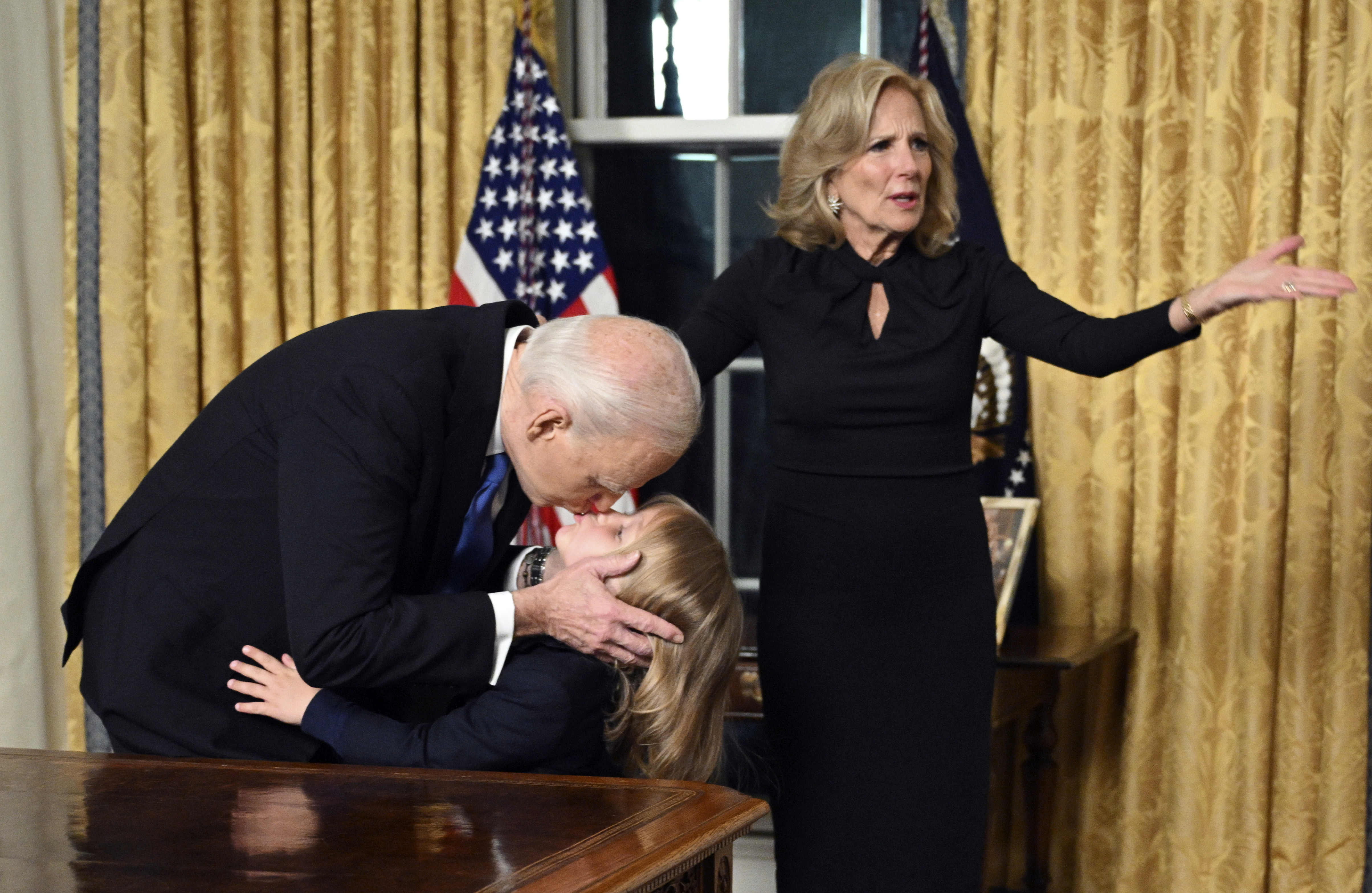 El presidente Joe Biden besa a su nieto Beau Biden mientras la primera dama Jill Biden hace un gesto después de pronunciar su discurso de despedida desde la Oficina Oval de la Casa Blanca el miércoles 15 de enero de 2025 en Washington. (Mandel Ngan/Pool vía AP)