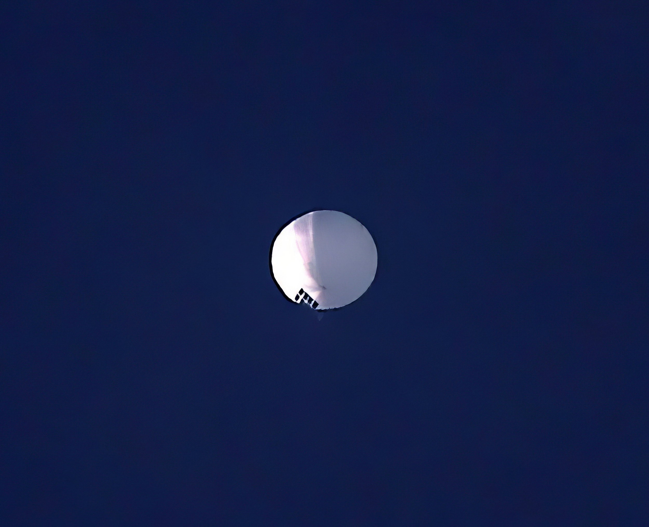Un globo a gran altura flota sobre Billings, Mont., el miércoles 1 de febrero de 2023. 
