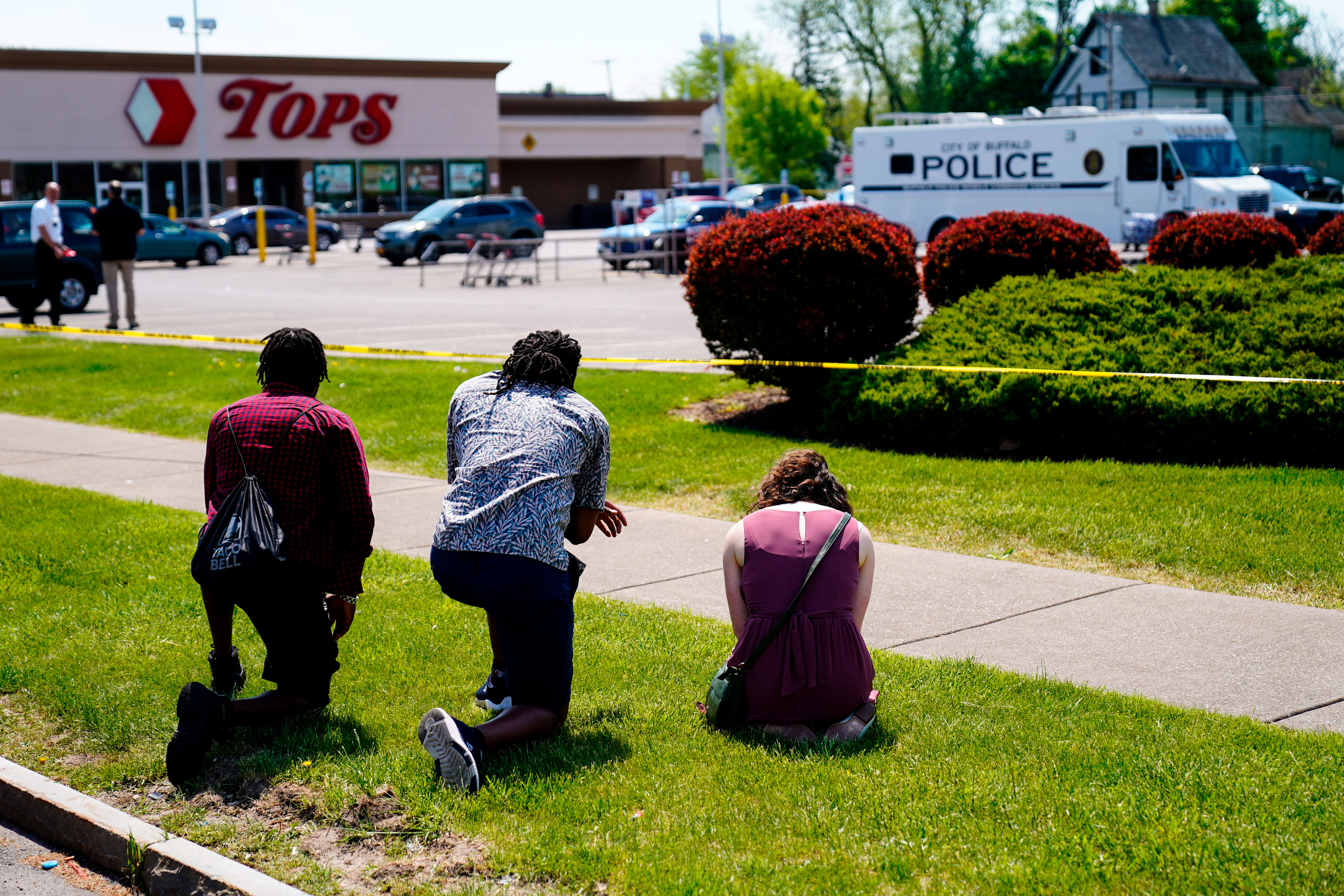 La gente reza afuera del supermercado en Buffalo.