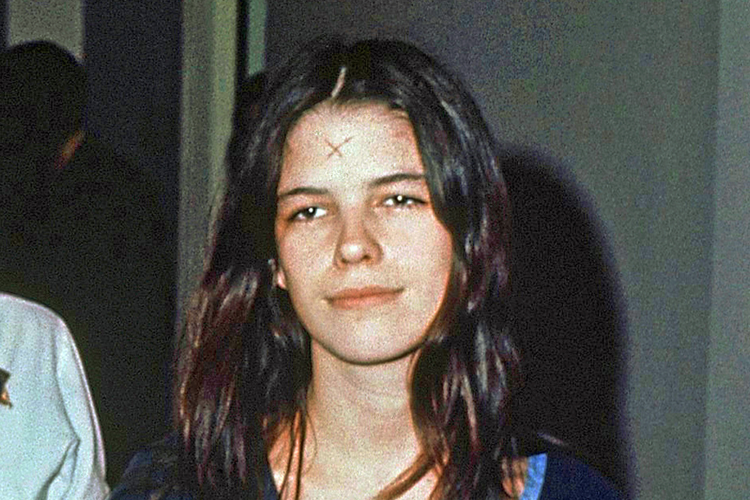 ARCHIVO - Leslie Van Houten se muestra en un calabozo de Los Ángeles el 29 de marzo de 1971. El seguidor de Charles Manson ha sido liberado de una prisión de California después de cumplir 53 años por dos asesinatos infames.  El Departamento de Correcciones y Rehabilitación de California dijo el martes 11 de julio de 2023 que Van Houten "fue puesto en libertad condicional bajo supervisión." 