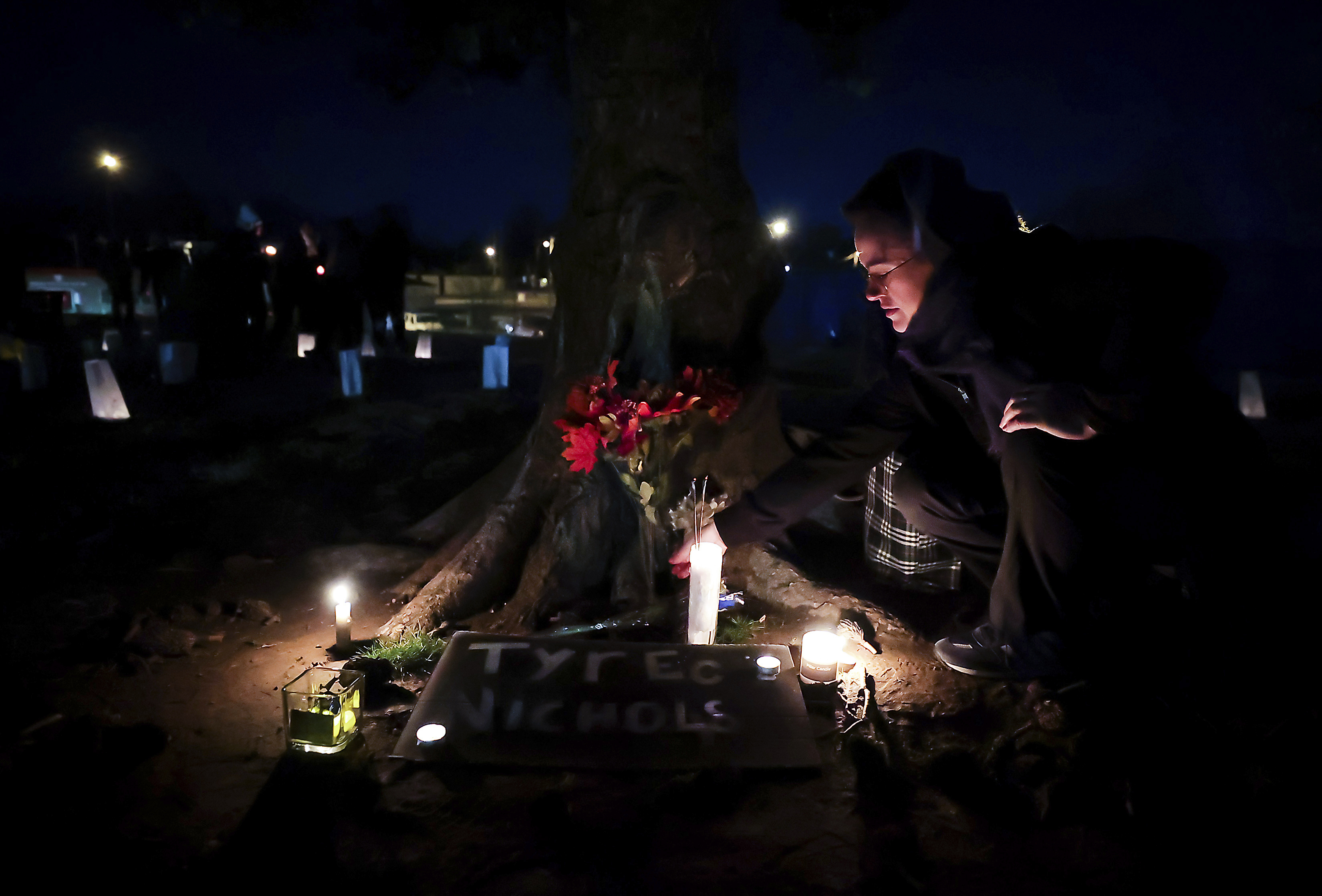 La gente asiste a una vigilia con velas por Tire Nichols, quien murió después de ser golpeado por agentes de policía de Memphis, en Memphis, Tennessee, el jueves 26 de enero de 2023.