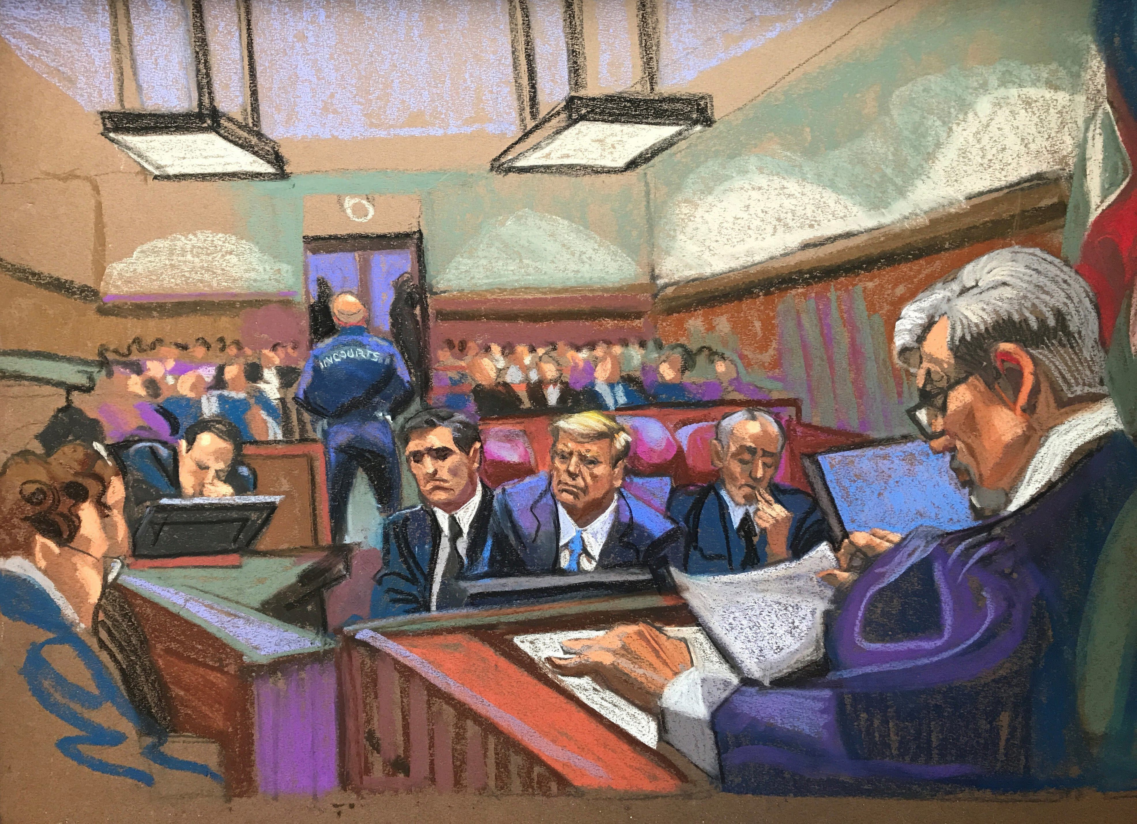 Bosquejo judicial del expresidente Donald Trump flanqueado por sus abogados, Emil Bove (derecha) y Todd Blanche (izquierda), en una sala del tribunal de Manhattan durante su juicio.  El juez Juan Merchán (visto en primer plano a la derecha) preside el juicio penal el 18 de abril de 2024