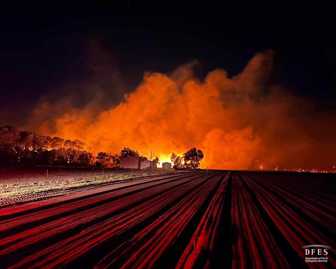 Emergency warnings remain in place for residents in Perth's north as more than 500 firefighters battle a raging bushfire for a third day.