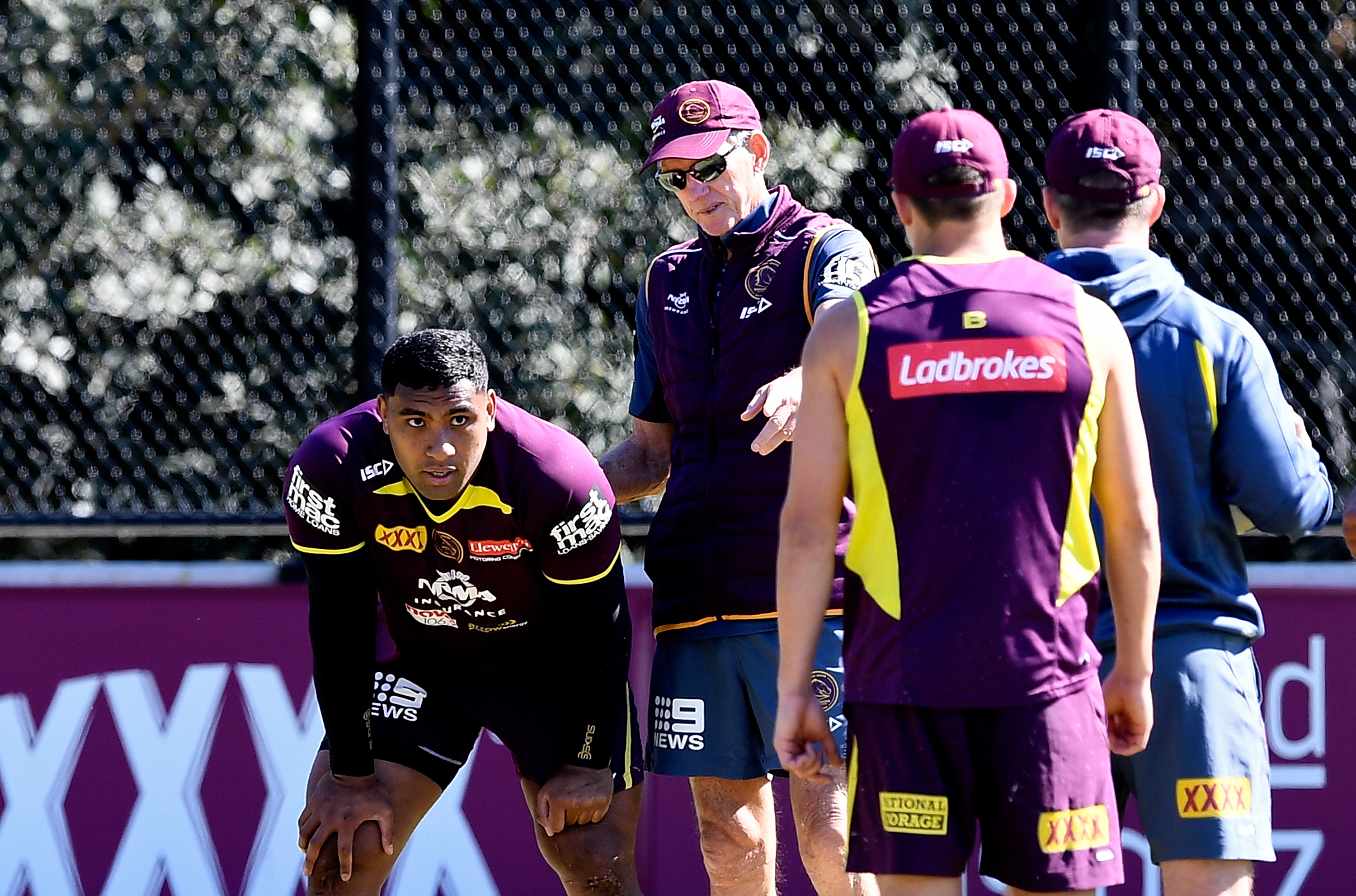 Coach Wayne Bennett talks tactics with Tevita Pangai during a Broncos training in 2018.