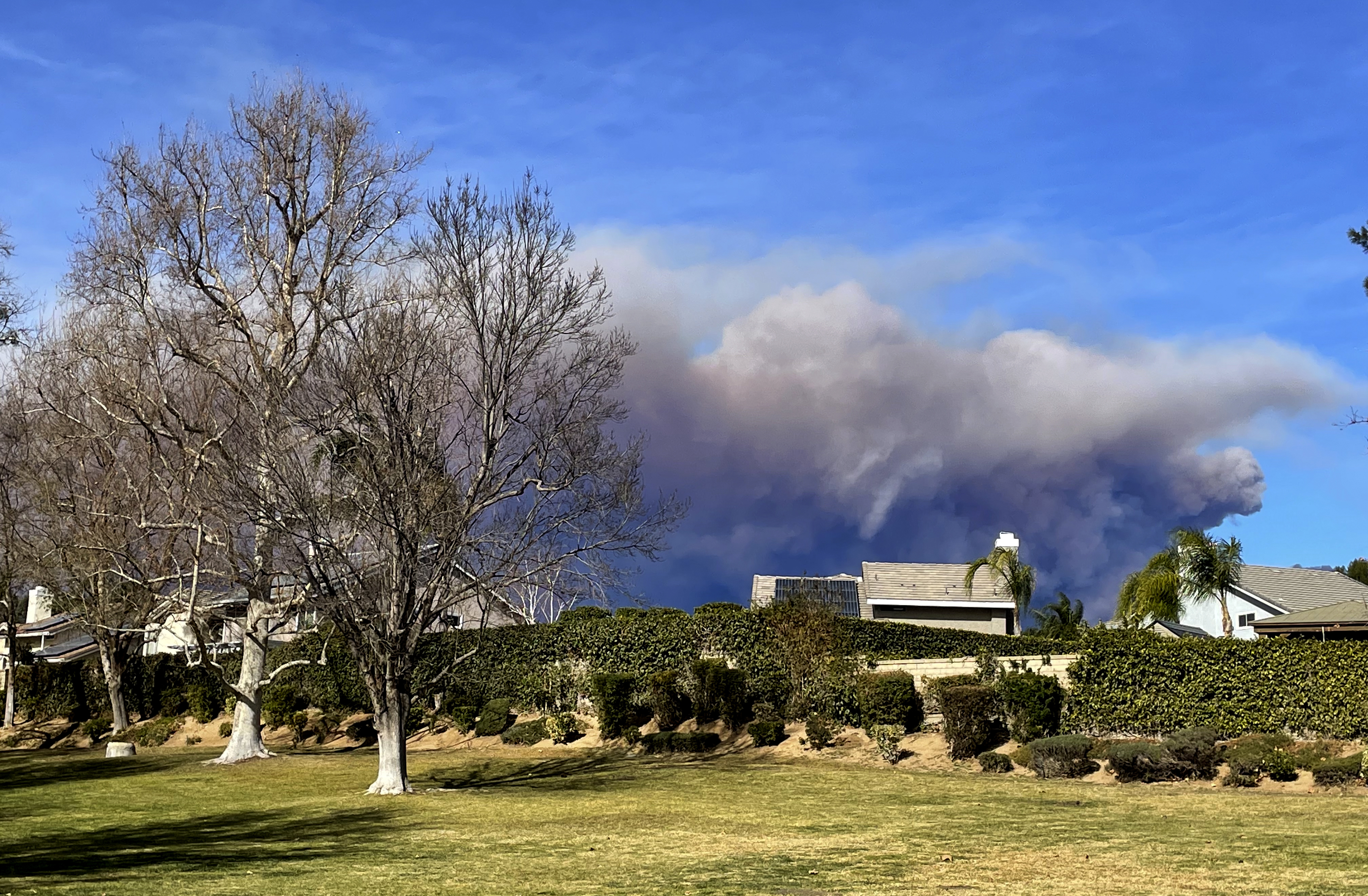 'Un disco rayado': Nuevas evacuaciones por incendio en el área de Los Ángeles