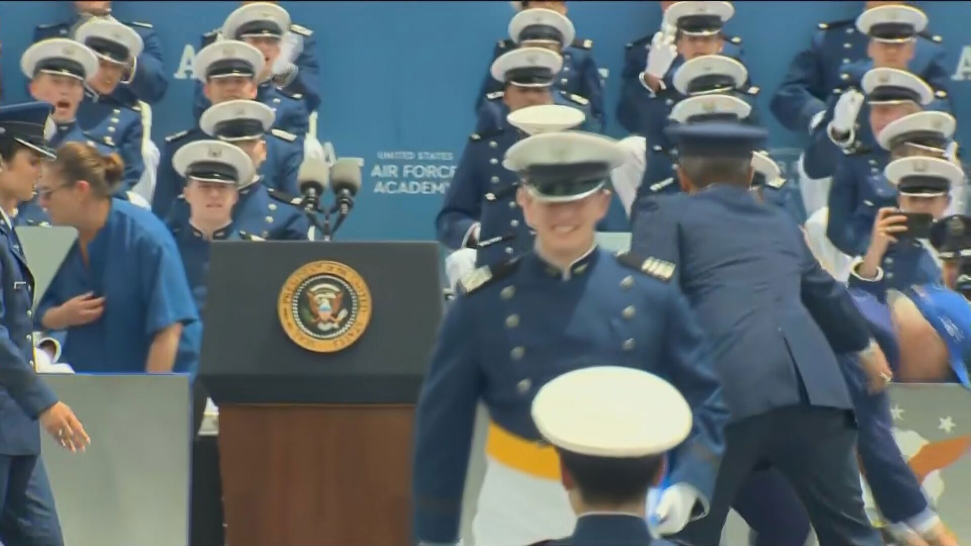 El presidente de los Estados Unidos, Joe Biden, tropieza y cae en el escenario en la ceremonia