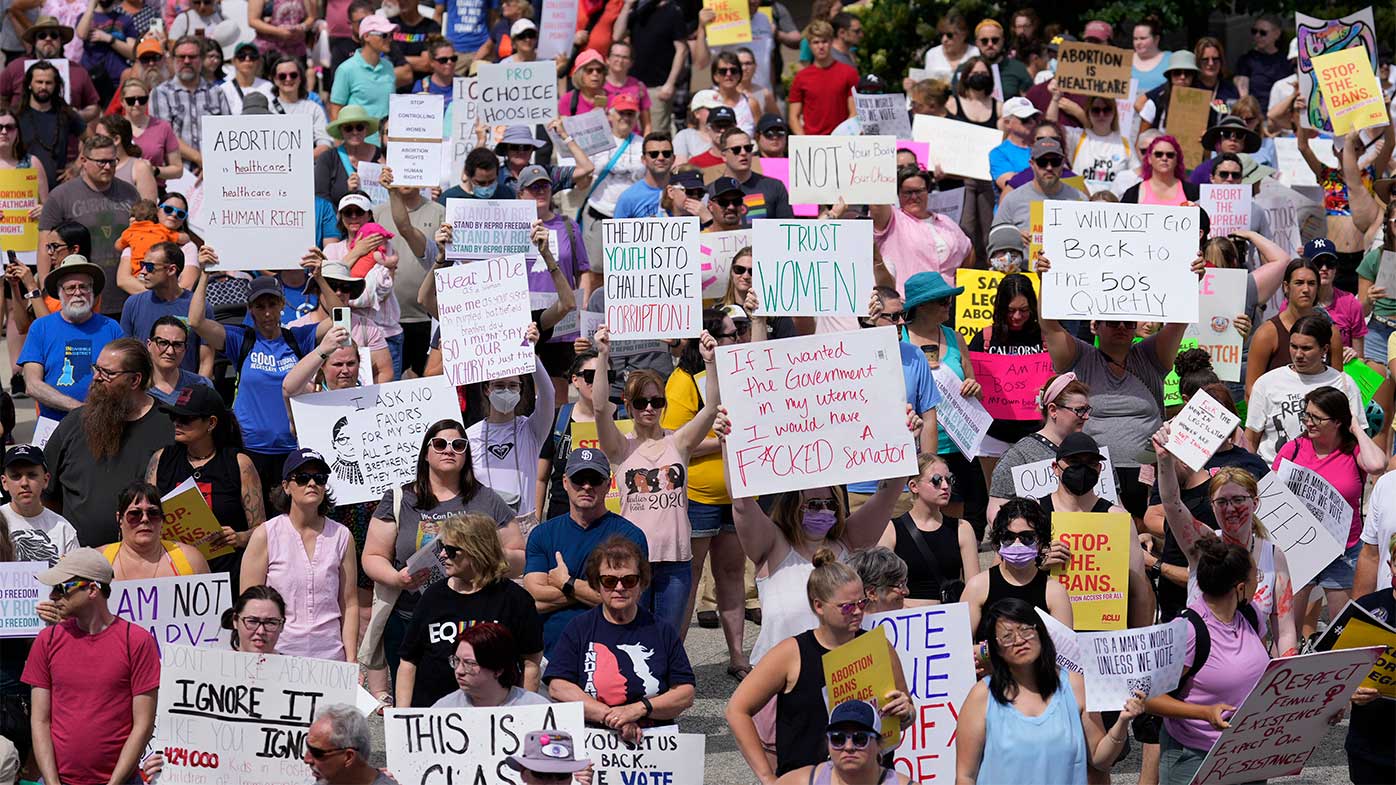 Manifestantes exigiendo el derecho al aborto fuera de la casa estatal de Indiana el mes pasado.