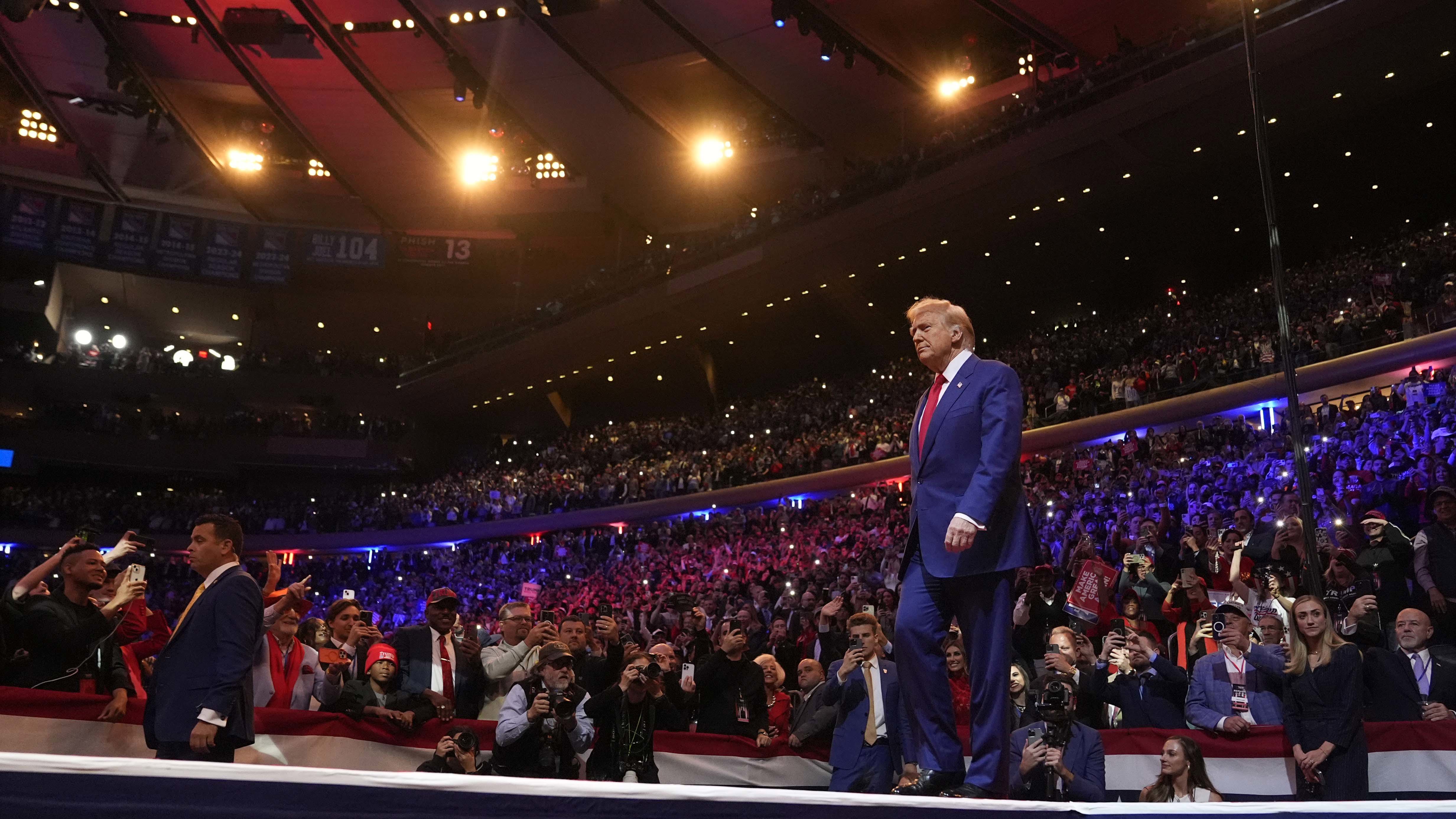 El expresidente Donald Trump, candidato presidencial republicano, llega a un mitin de campaña en el Madison Square Garden, el domingo 27 de octubre de 2024, en Nueva York. (Foto AP/Alex Brandon)