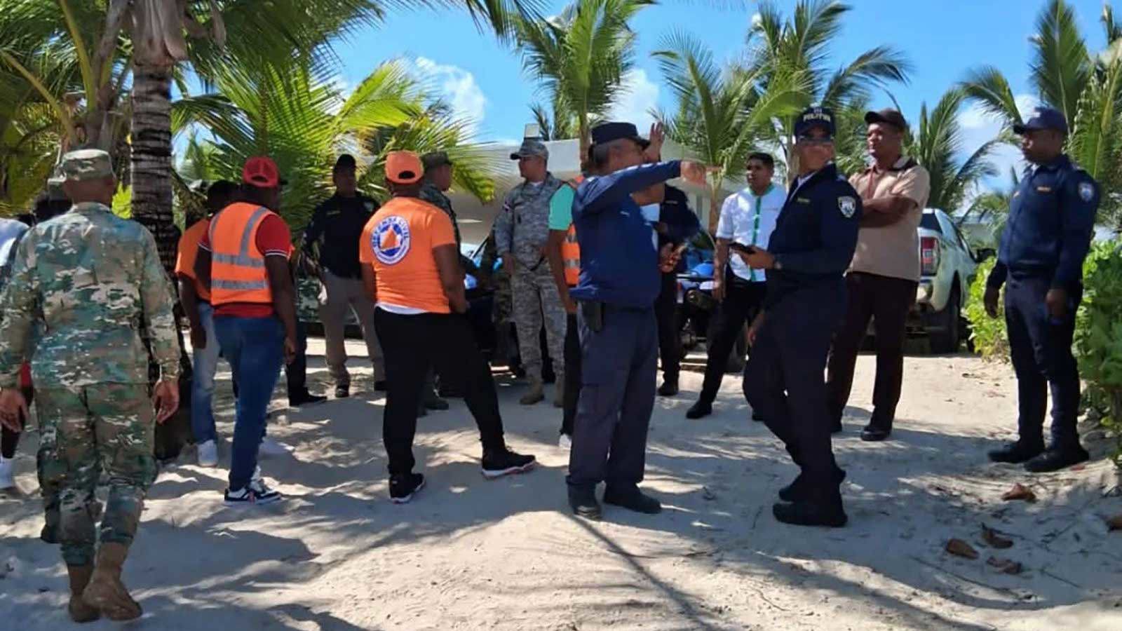 En esta foto compartida por Defensa Civil La Altagracia el sábado 8 de marzo, las personas de varias instituciones buscan en la zona costera de Bávaro, República Dominicana, para Sudiksha Konanki.