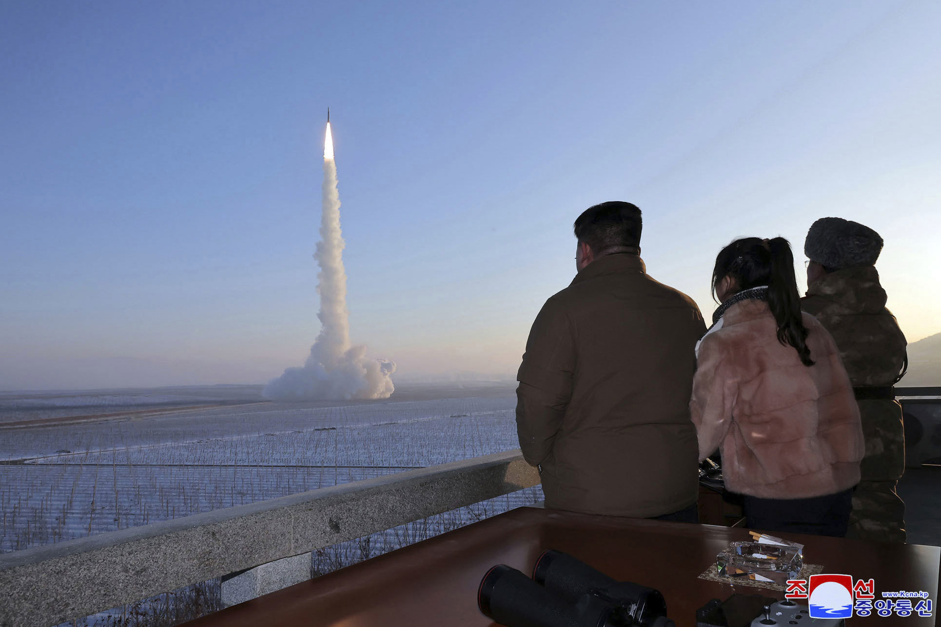 El líder norcoreano, Kim Jong Un, observa el lanzamiento de un misil.