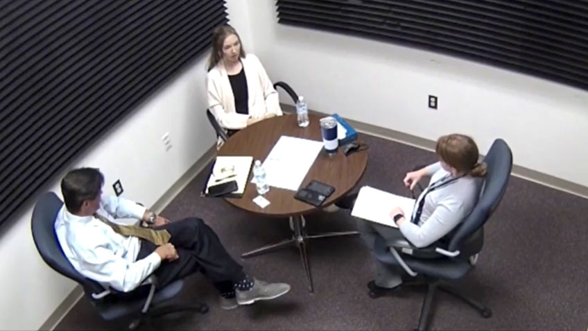 Las imágenes de la oficina del alguacil del condado de Santa Fe, transmitidas por la estación de televisión KOAT, muestran a la maestra de utilería Sarah Zachary siendo entrevistada por los investigadores.