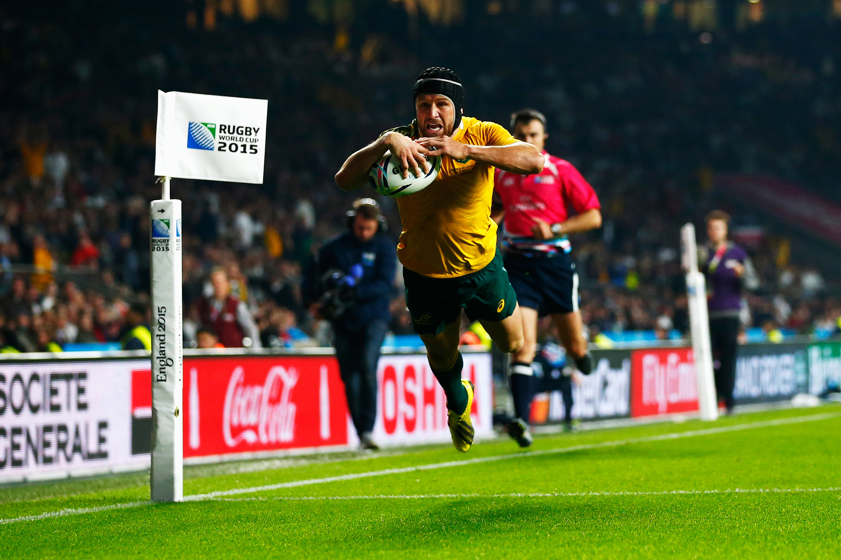 Matt Giteau scores a try against England during the 2015 Rugby World Cup.