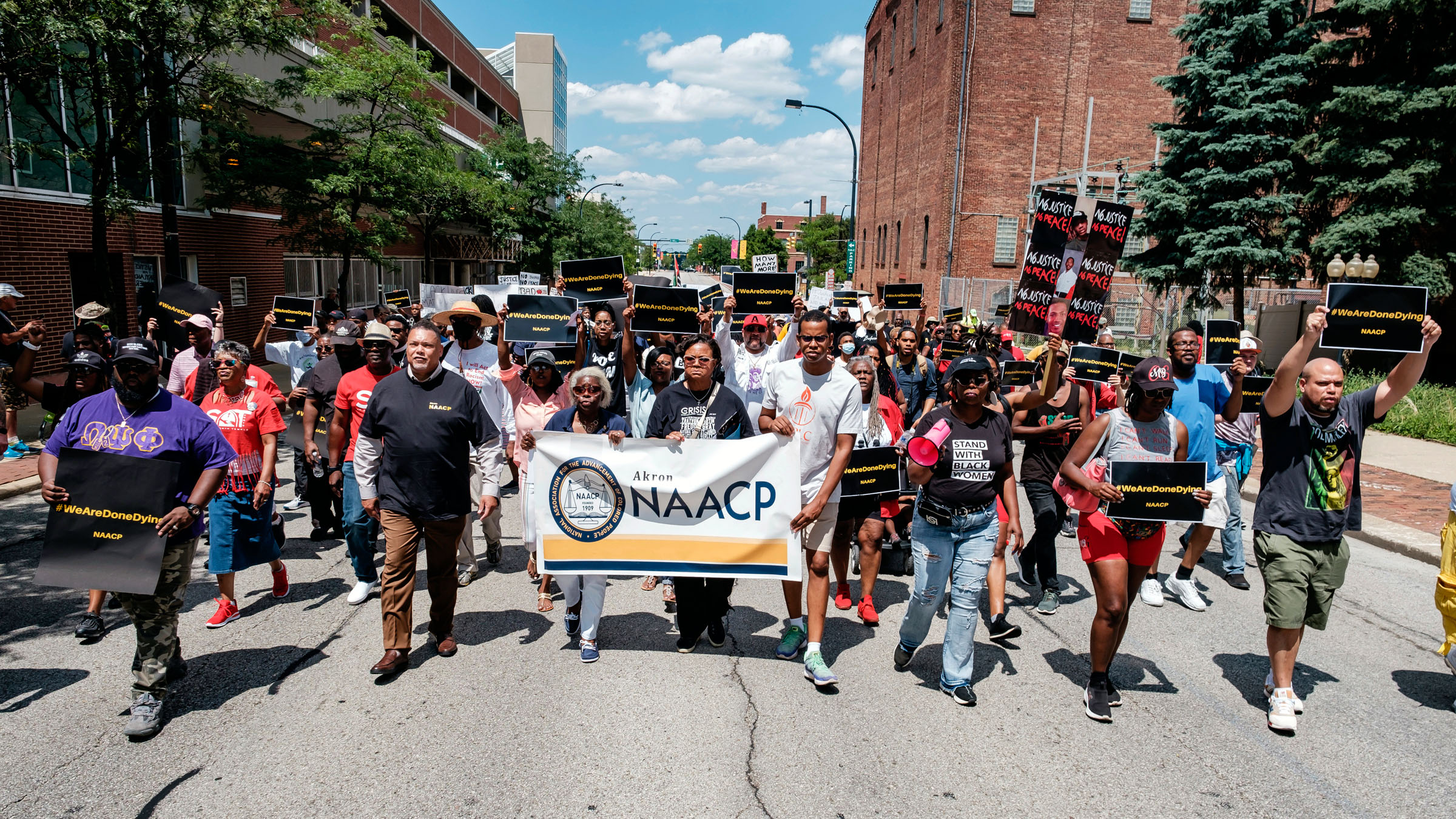 La gente camina en una marcha y manifestación dirigida por la NAACP por Jayland Walker
