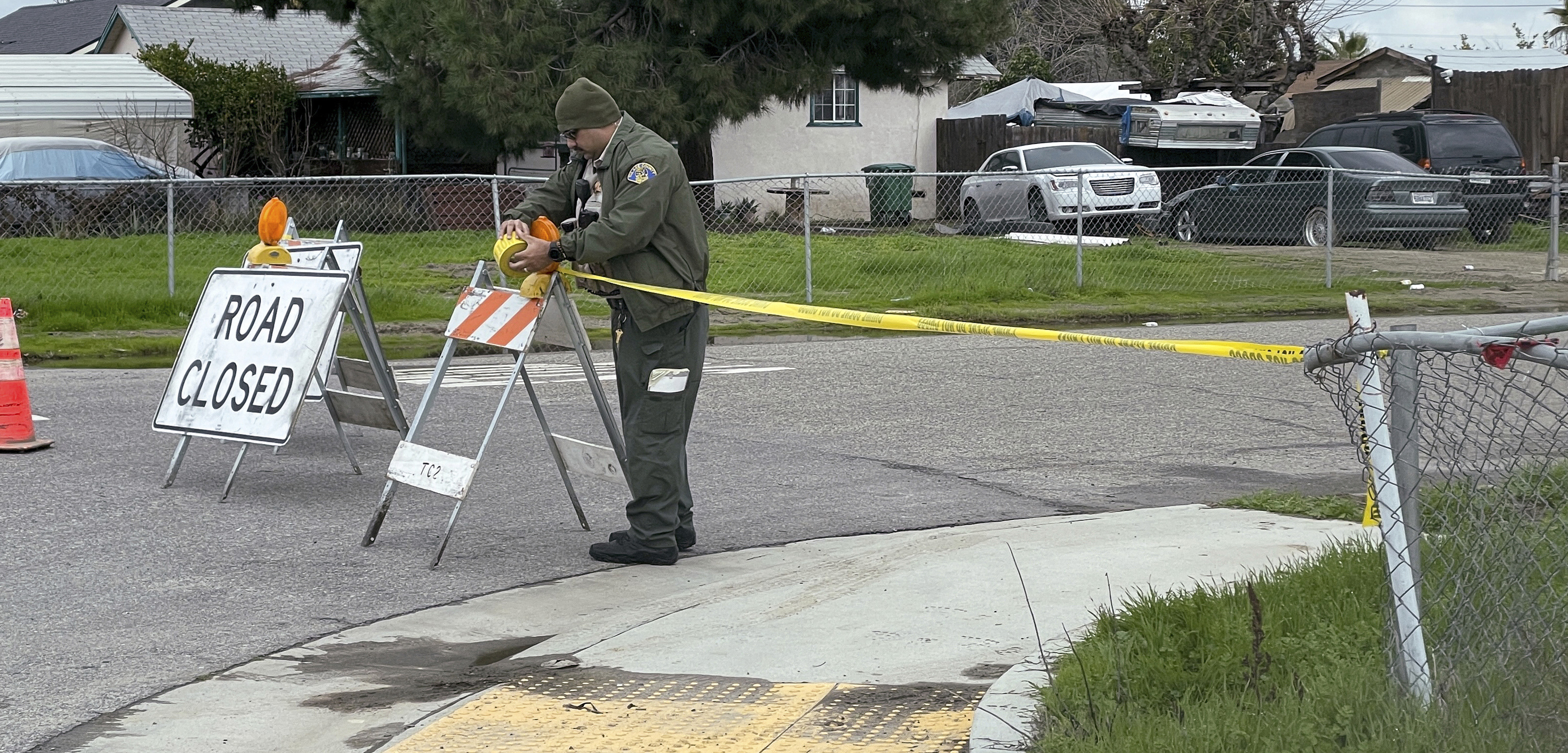 Un ayudante del alguacil del condado de Tulare acordona una carretera el martes 17 de enero de 2023 mientras los detectives continúan investigando un tiroteo que dejó seis muertos la madrugada del lunes en Goshen, California.