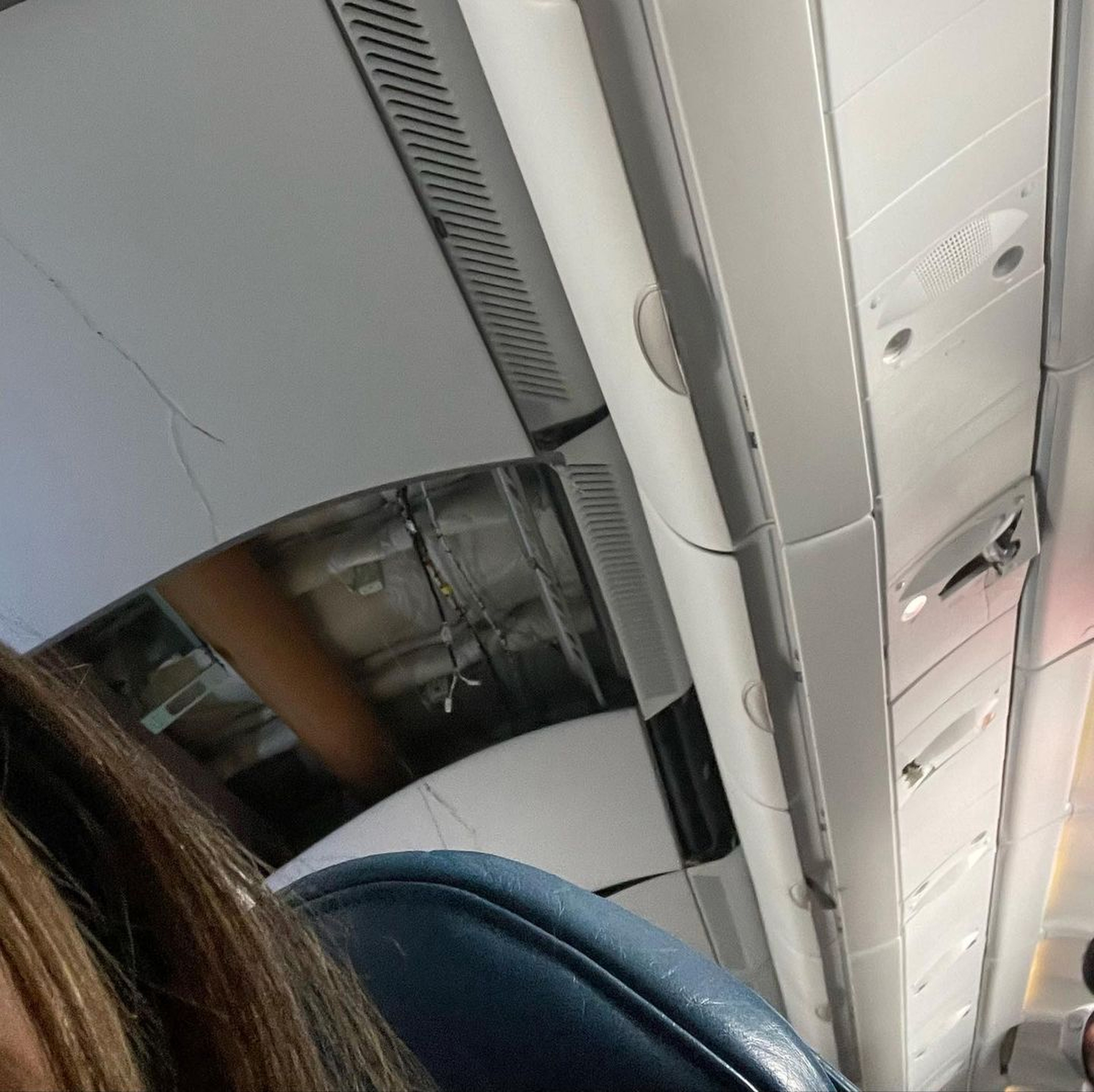 Tiffany caminaba de regreso a su asiento en el avión cuando una turbulencia la arrojó al techo.