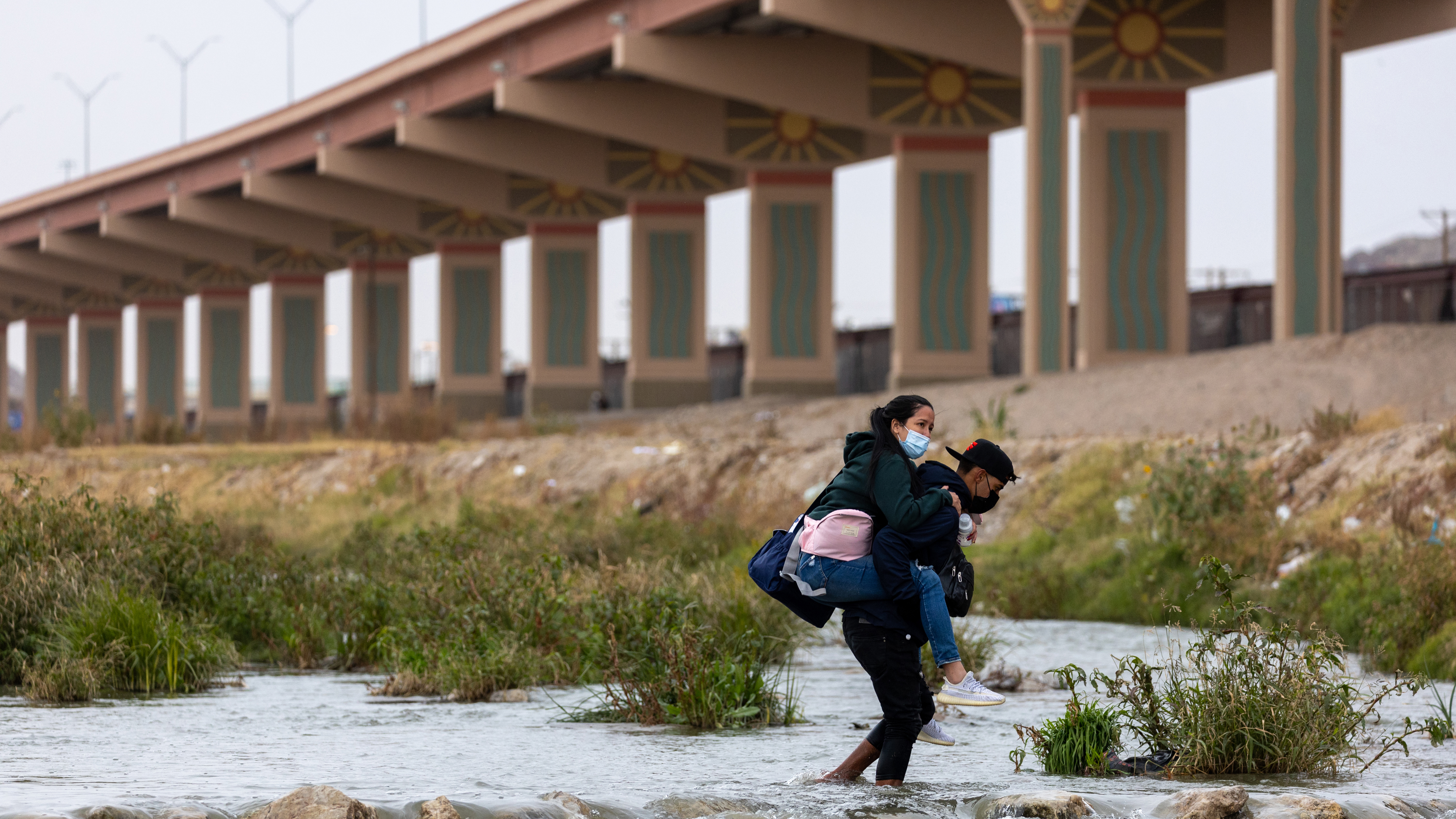   Inmigrantes cruzan el Río Grande para buscar asilo en El Paso, Texas el 18 de diciembre de 2022 desde Ciudad Juárez, México. 