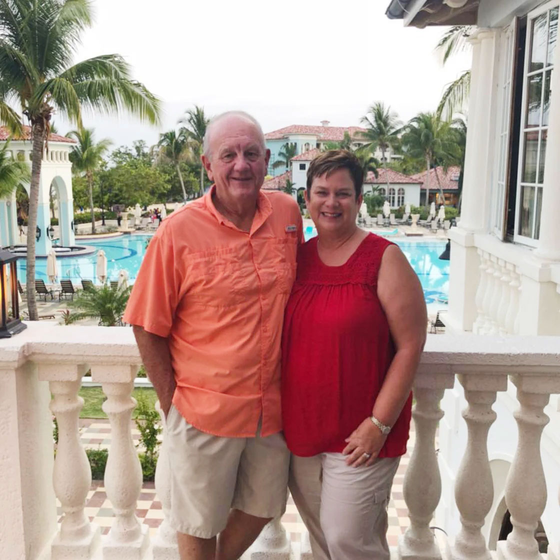 Michael Phillips, de 68 años, y su esposa Robbie, de 65, quienes fallecieron en el resort, eran agentes de viajes en Estados Unidos.