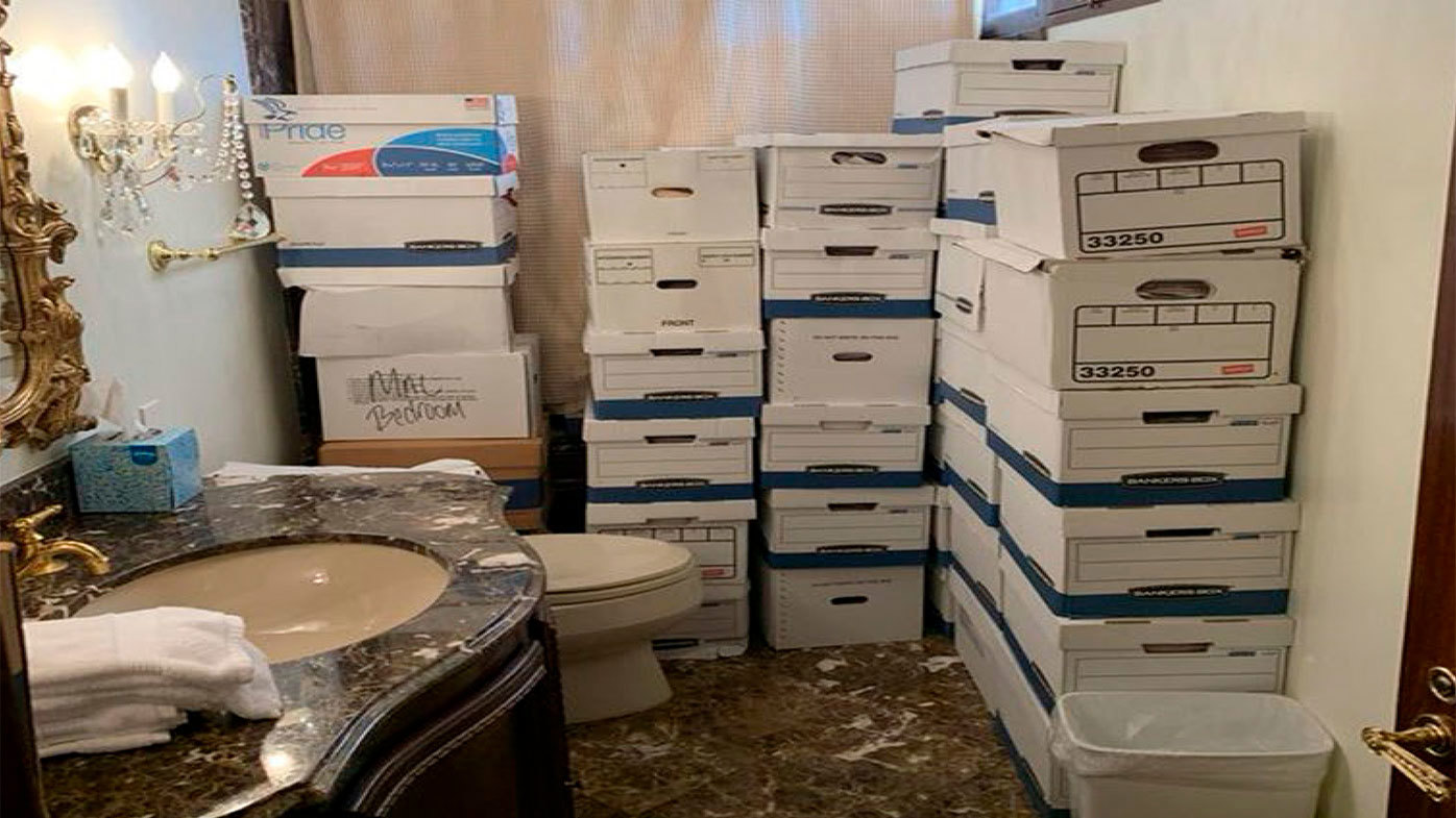 Cajas de registros almacenadas en un baño y una ducha en Lake Room en la finca Mar-a-Lago de Donald Trump.