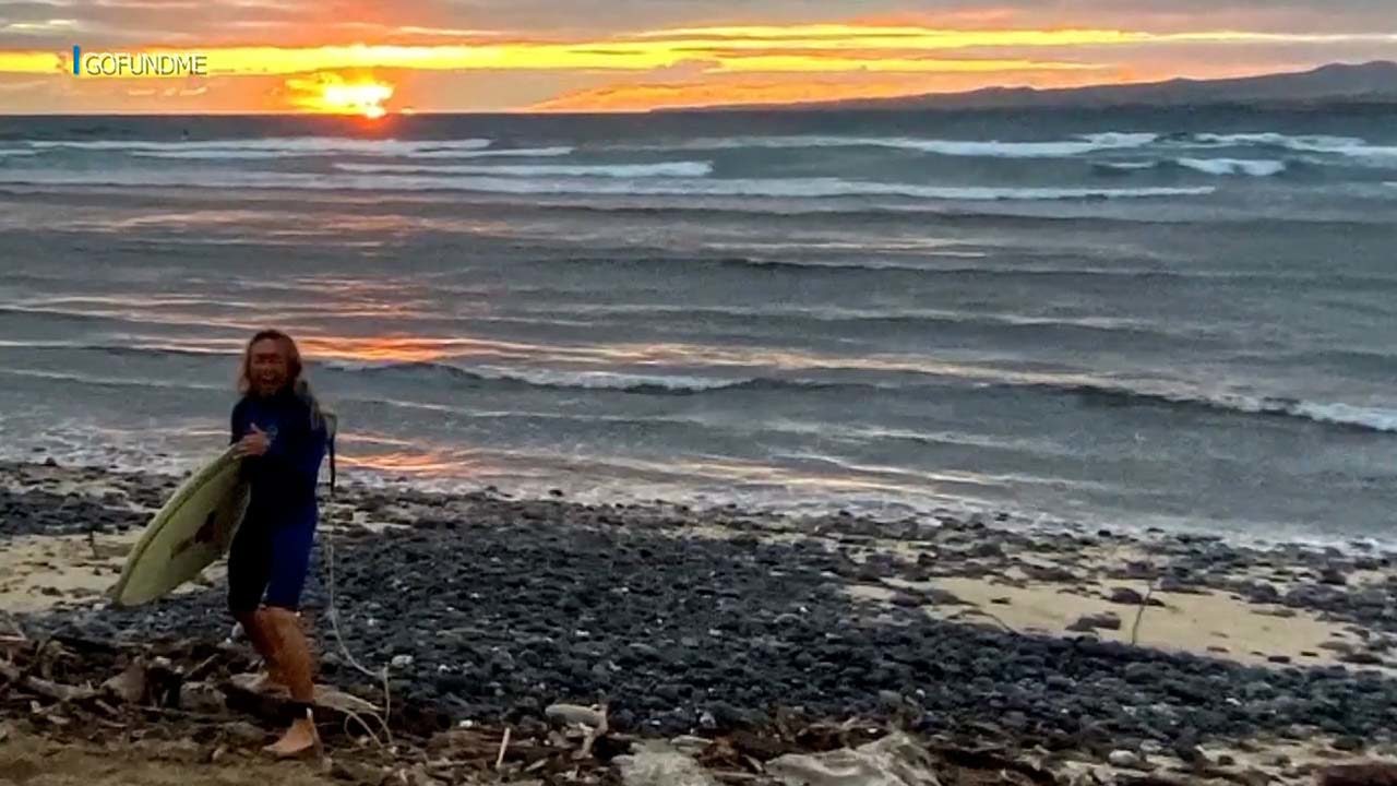 Un surfista de 61 años en Hawái logró comenzar a nadar hacia la costa después de que un tiburón le arrancara una parte de la pierna cerca de una playa en Maui, dicen testigos y autoridades.