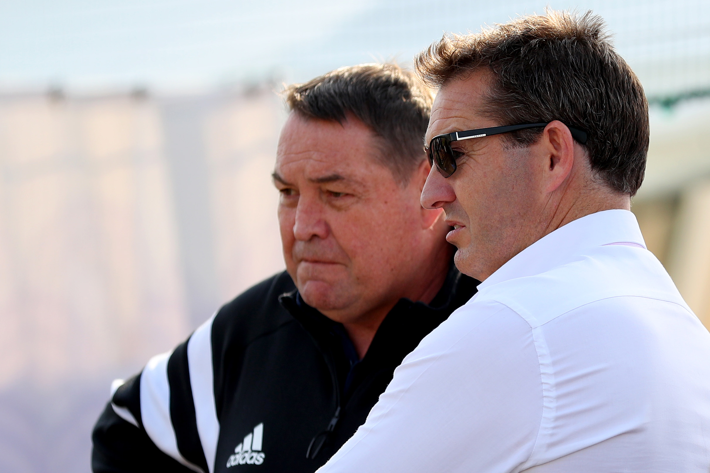 Mark Robinson talks with Steve Hansen during an All Blacks captain's run.