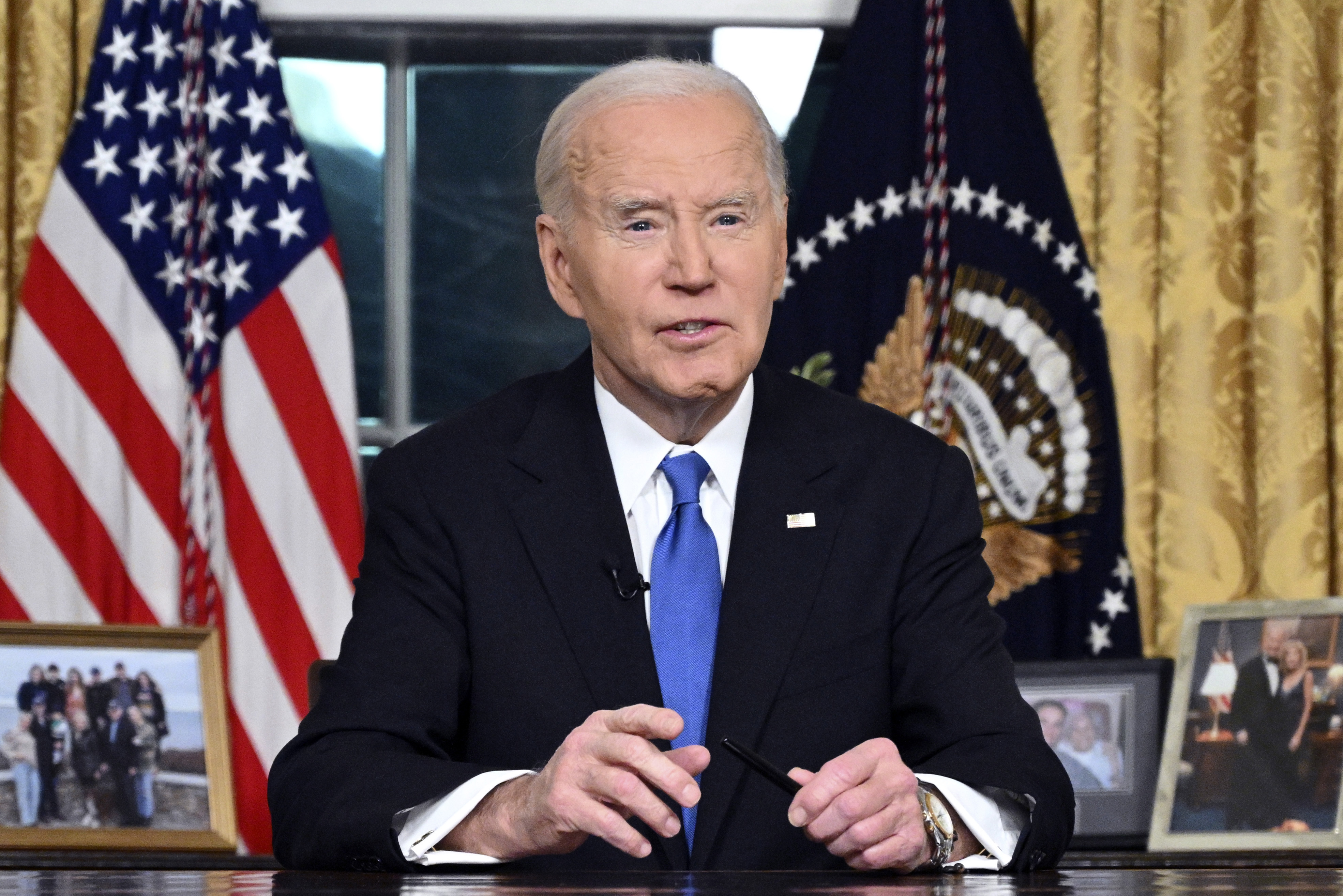 El presidente Joe Biden habla desde la Oficina Oval de la Casa Blanca mientras pronuncia su discurso de despedida el miércoles 15 de enero de 2025 en Washington. (Mandel Ngan/Pool vía AP)