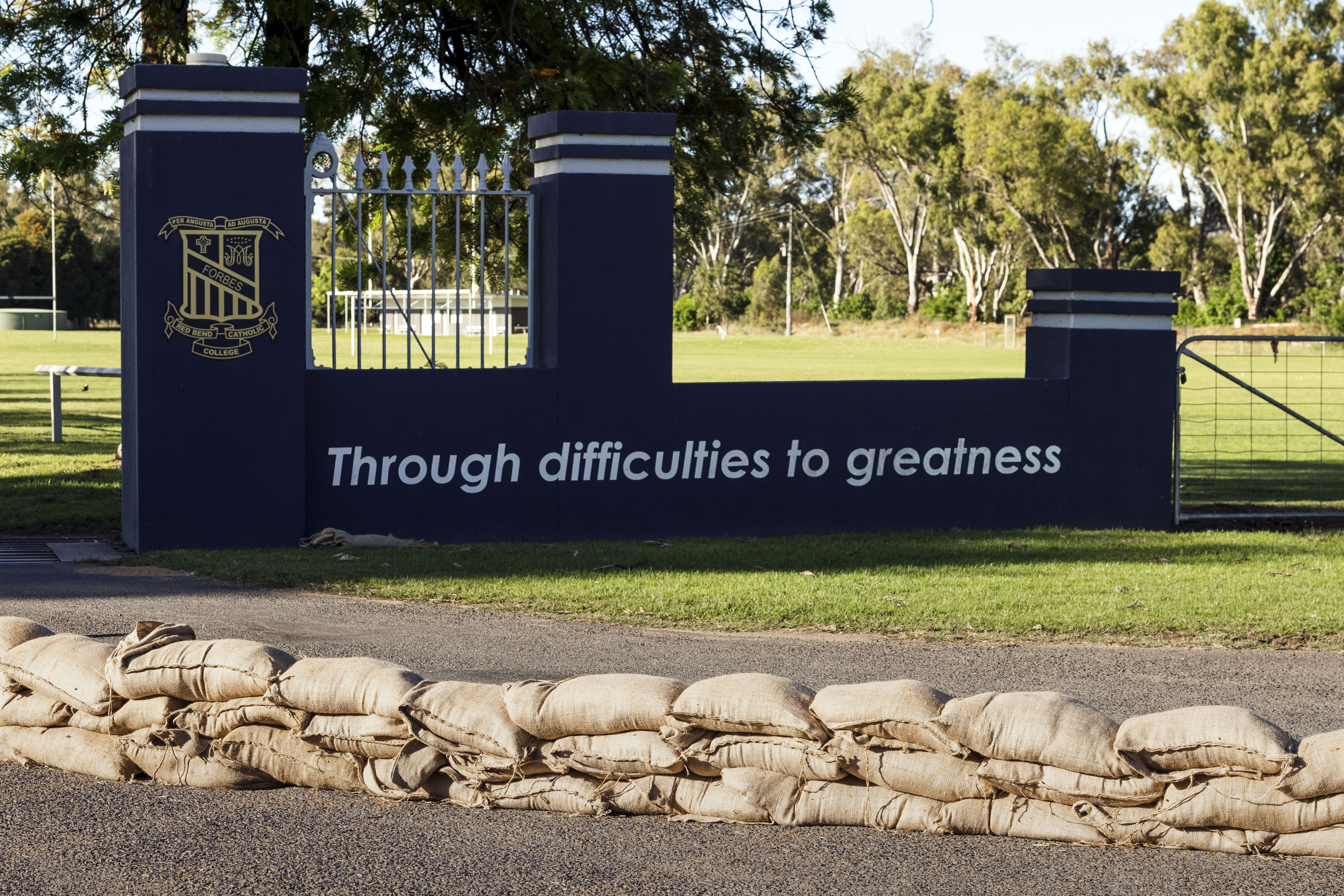 Residents in the New South Wales Central West town of Forbes are barricading their homes and businesses with sandbags as they prepare to evacuate.