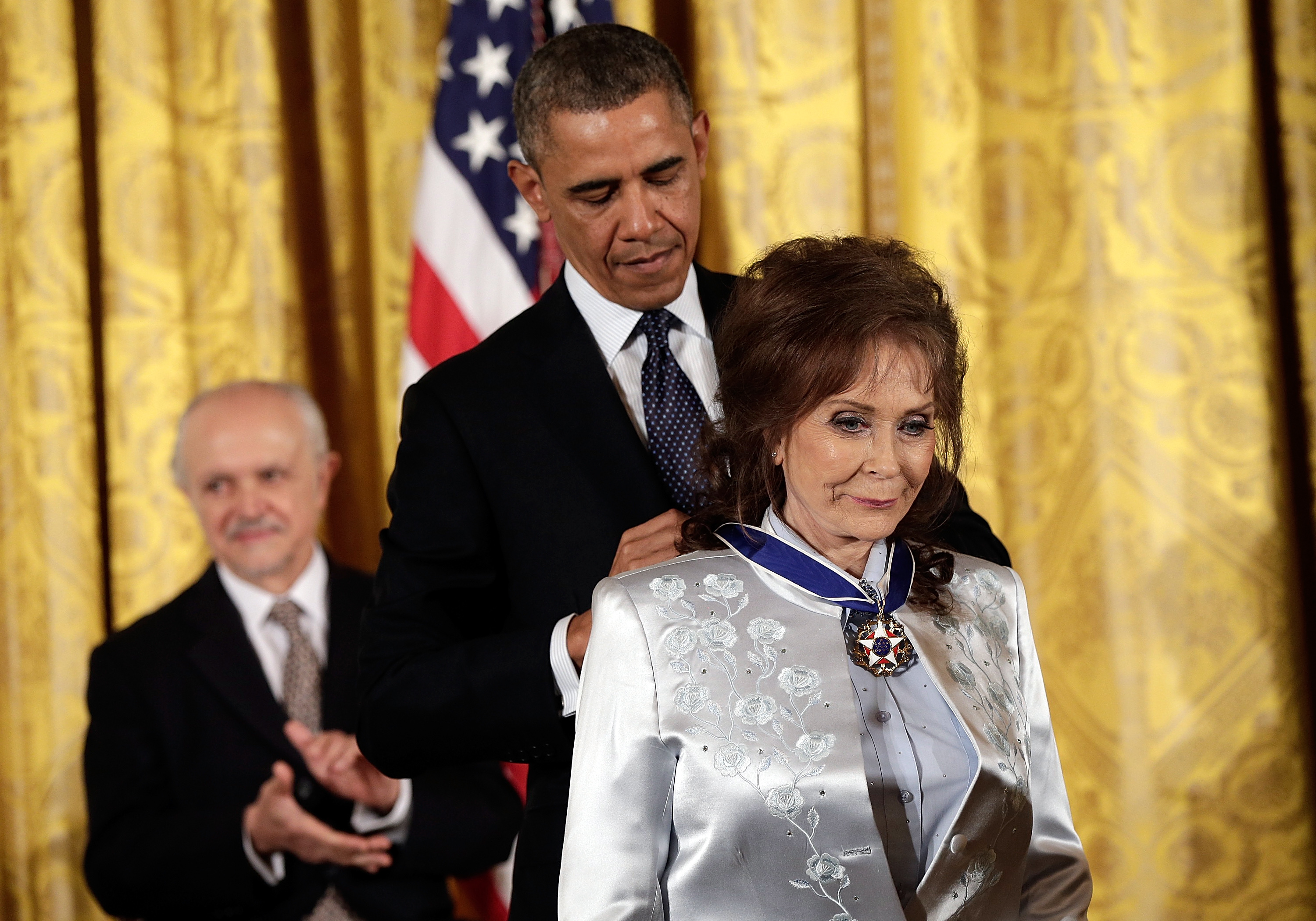 El presidente Barack Obama otorga la Medalla Presidencial de la Libertad a Loretta Lynn en 2013 en Washington, DC. 