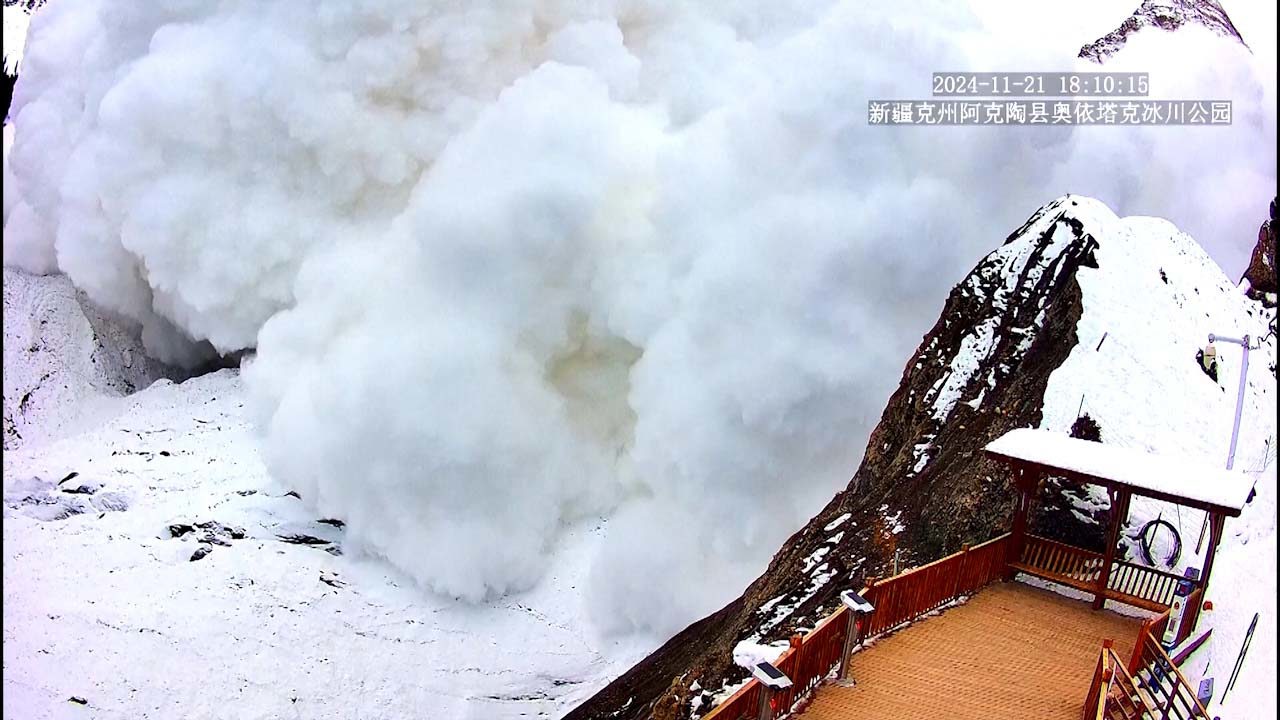 Cameras captured a  massive avalanche engulfing the entire valley below in seconds in China.