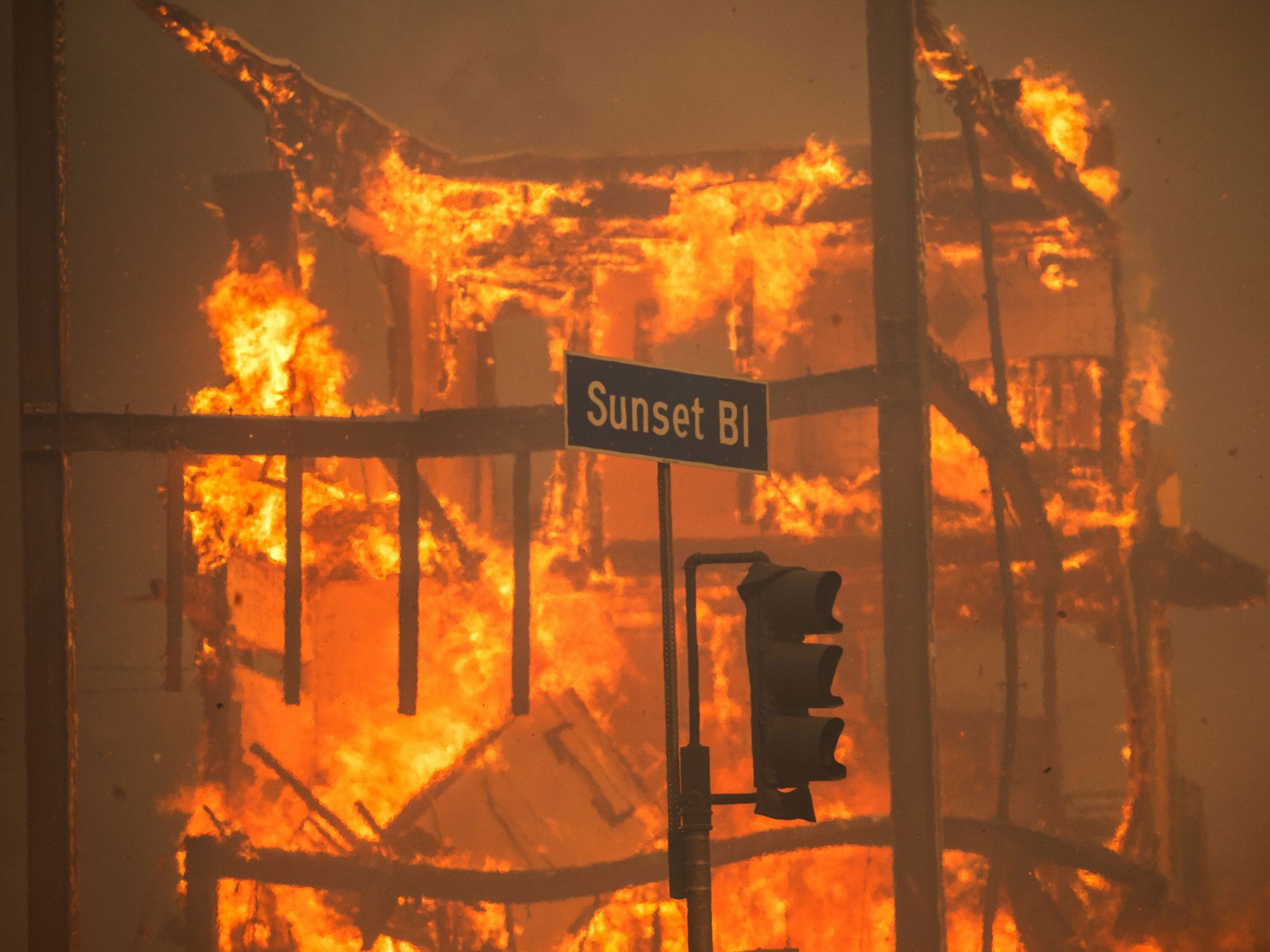 LOS ÁNGELES, CALIFORNIA - 8 DE ENERO: Las llamas del incendio Palisades queman un edificio en Sunset Boulevard en medio de una poderosa tormenta de viento el 8 de enero de 2025 en el vecindario Pacific Palisades de Los Ángeles, California. Impulsado por los intensos vientos de Santa Ana, el incendio Palisades ha crecido a más de 15,000 acres y se ha ordenado la evacuación de 30,000 personas mientras un segundo gran incendio continúa ardiendo cerca de Eaton Canyon en Altadena. (Foto de Apu Gomes/Getty Images)