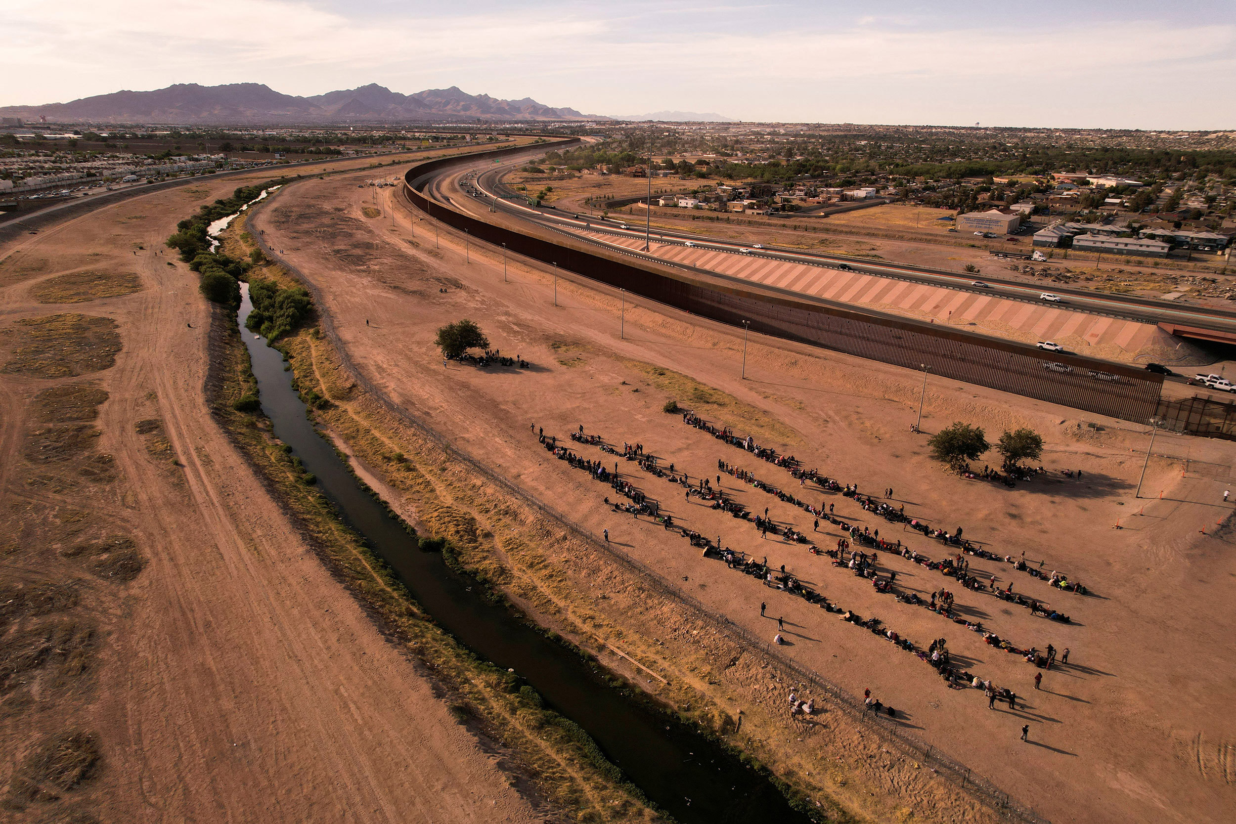 Miles de migrantes se amontonan tras el fin de la política fronteriza de EE.UU.