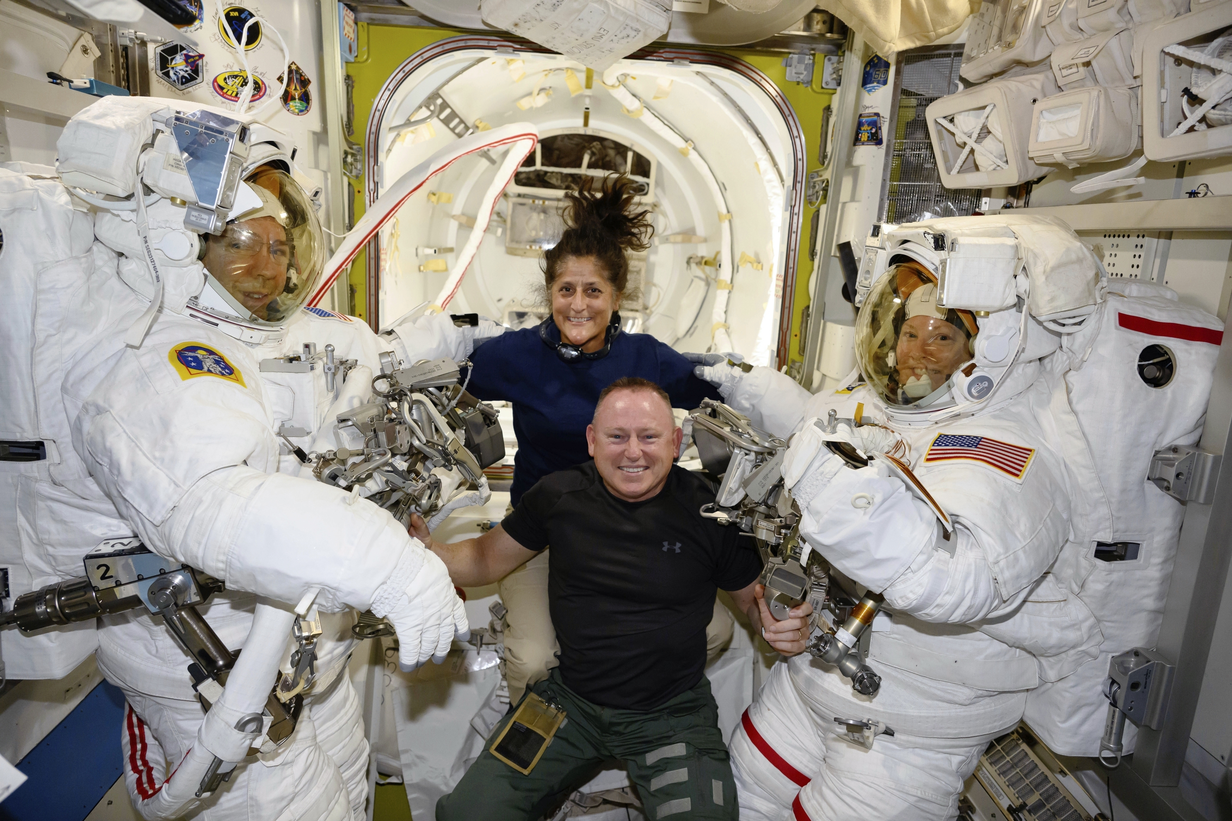 ¿Podrían dos astronautas de la NASA quedarse atrapados en la estación espacial hasta el próximo año?