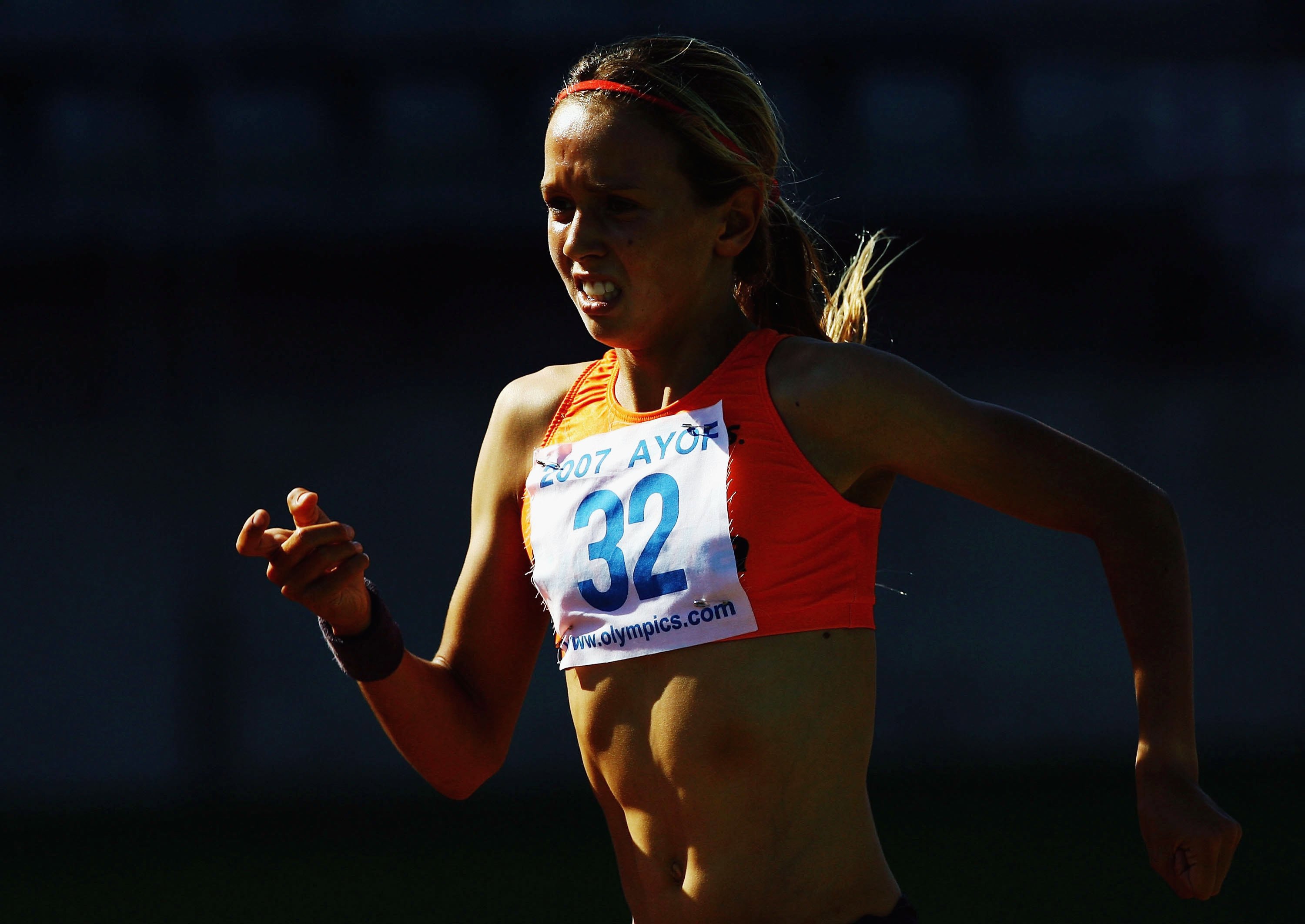 Sally Fitzgibbons competing over 1500m at the 2007 Australian Youth Olympic Festival in Sydney.