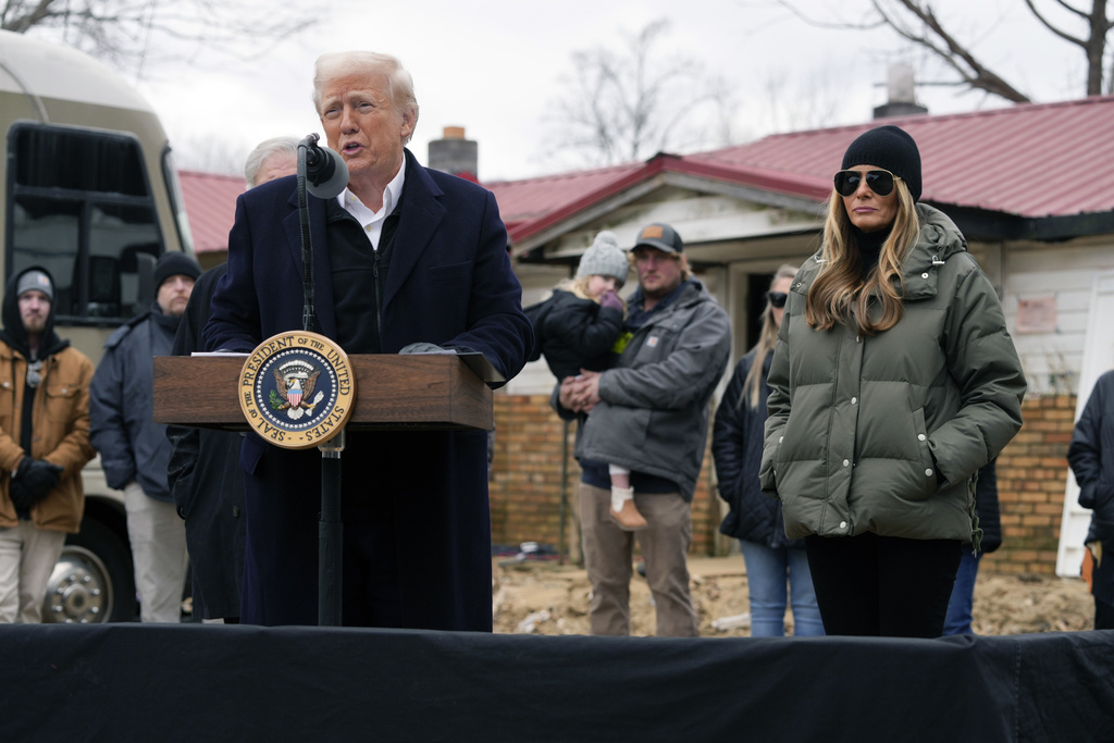 El presidente Donald Trump habla junto a la primera dama Melania Trump, mientras se reúnen con los propietarios afectados por el huracán Helene en Swannanoa, Carolina del Norte, viernes 24 de enero de 2025. (Photo/Mark Schiefelbein)