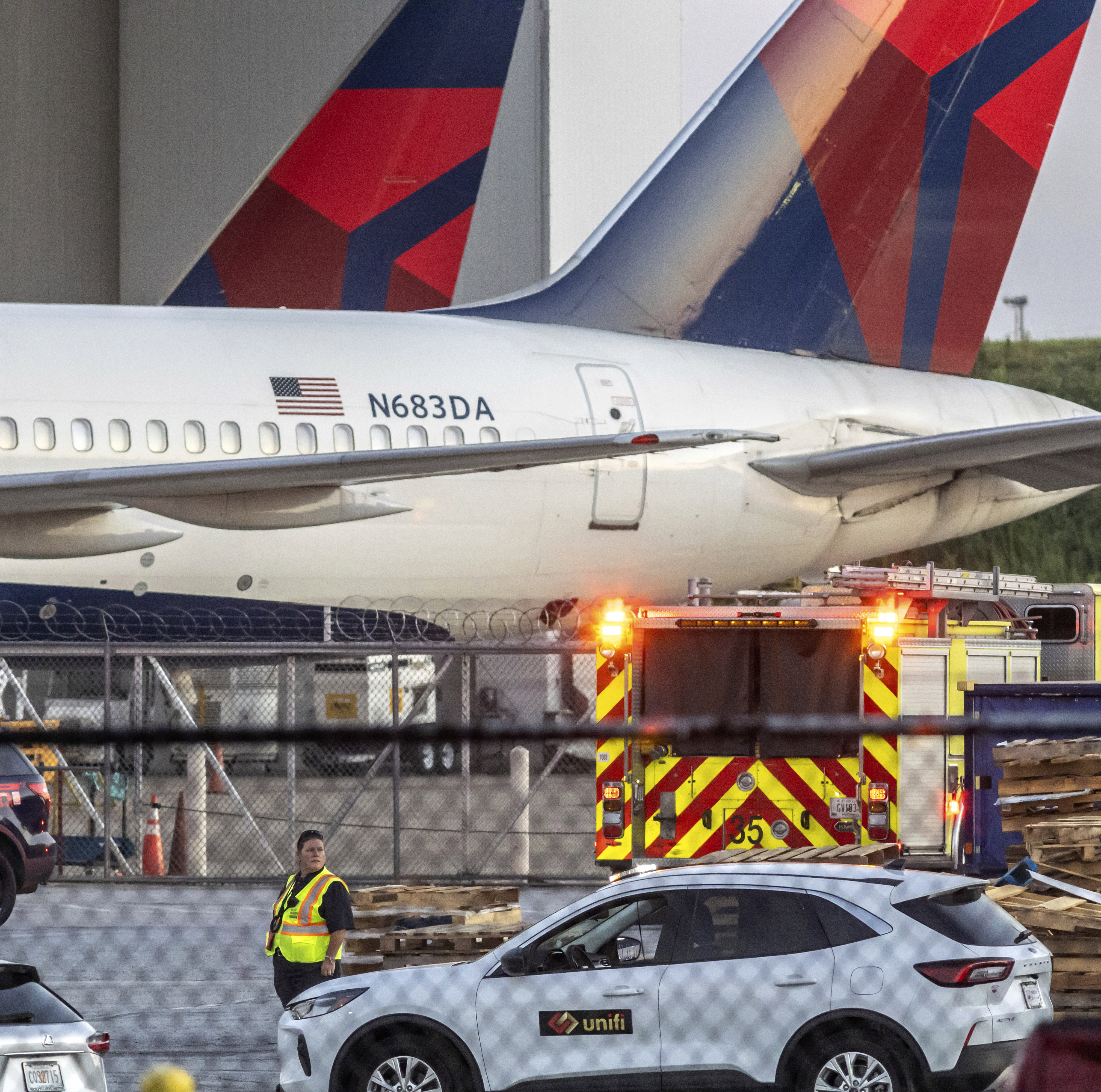 Dos empleados de aerolínea mueren en explosión de neumático de avión en aeropuerto de EEUU