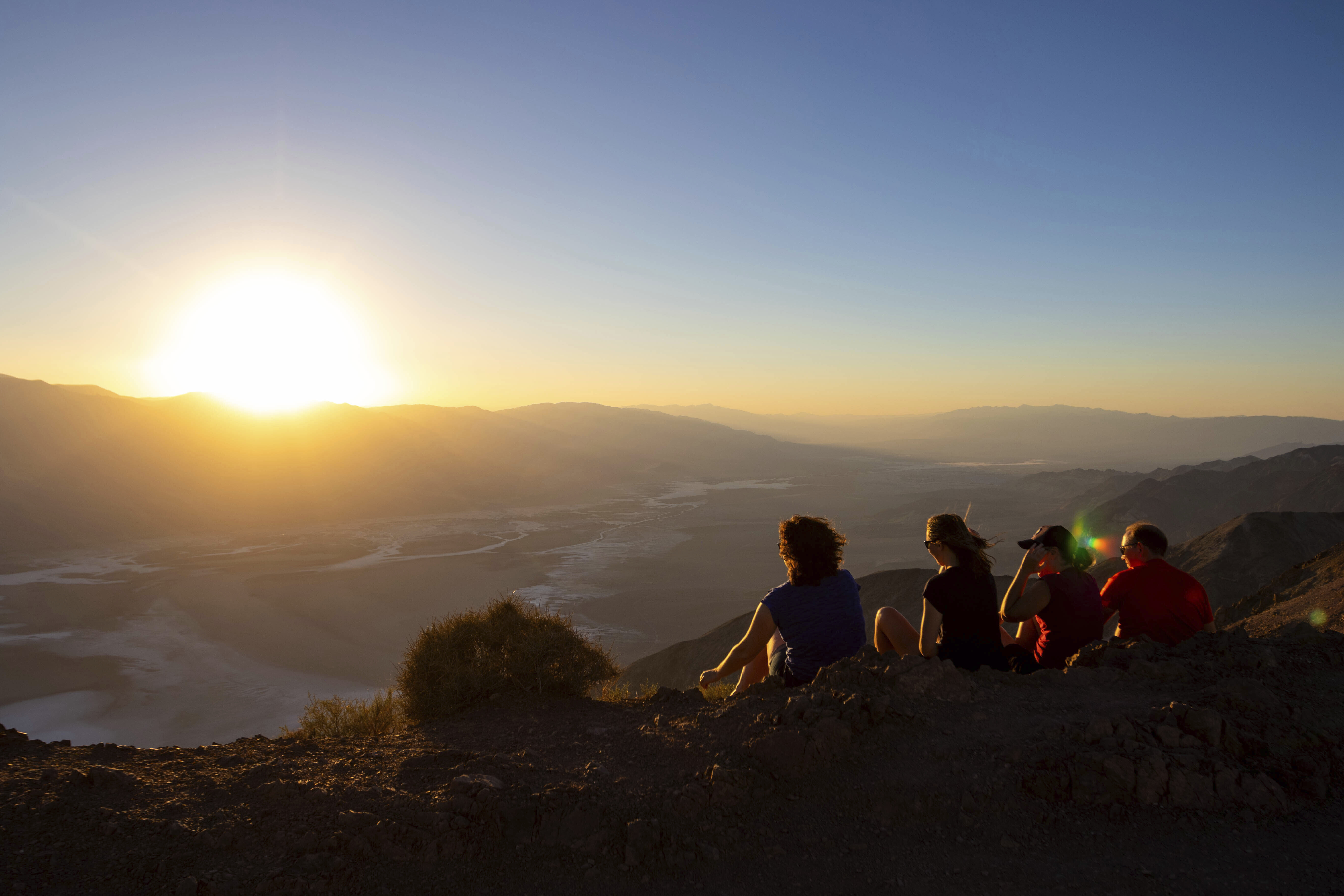 El Valle de la Muerte de California chisporrotea mientras continúa la brutal ola de calor